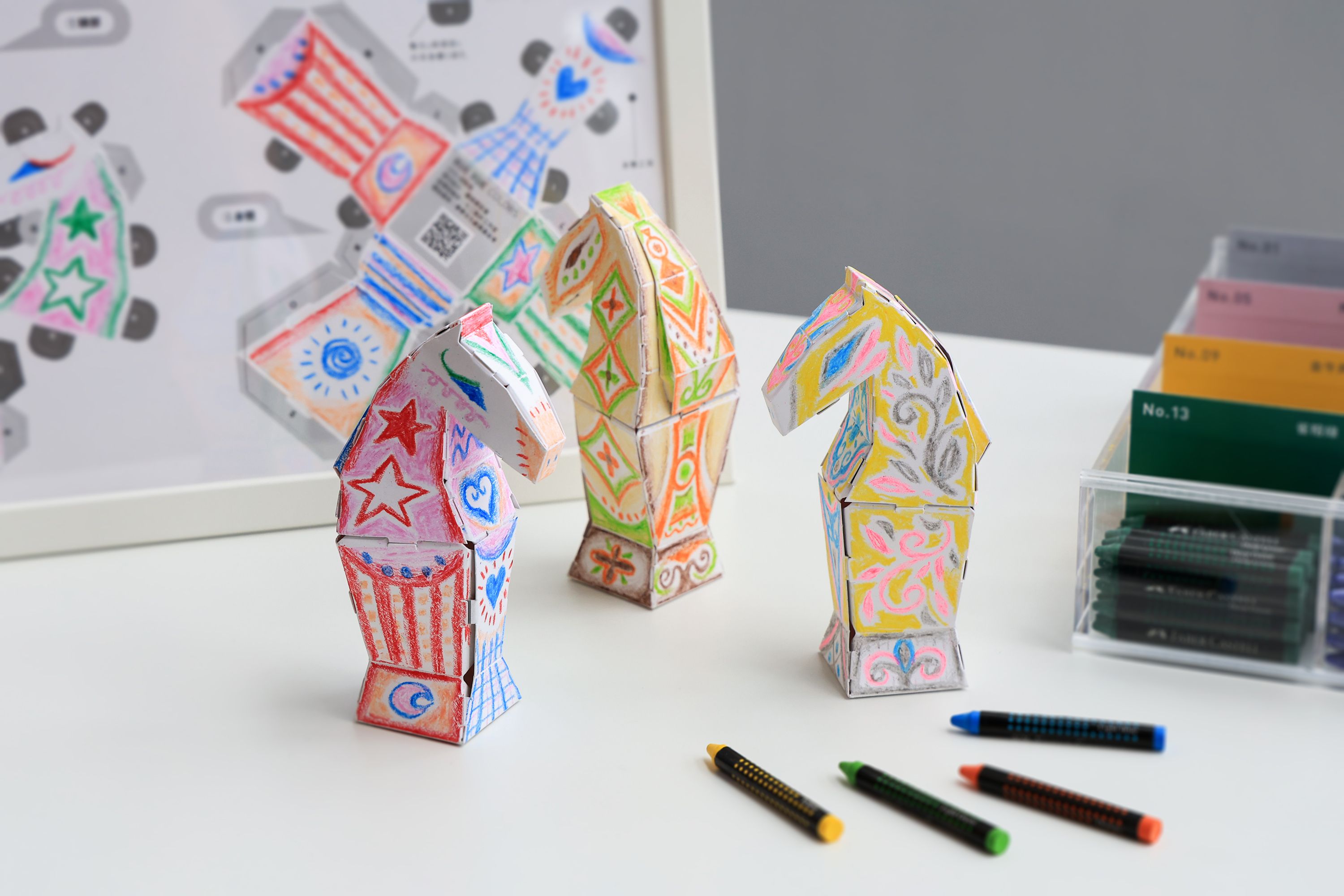 展期間假日推出「立體紙馬彩繪活動」，限量開放民眾完成任務即能免費索取「小感動馬」紙模型。（圖/新北市立鶯歌陶瓷博物館）