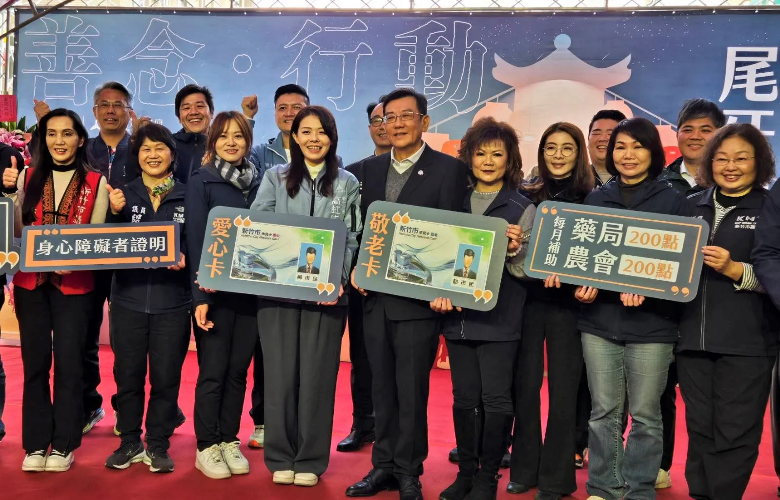 新竹市長高虹安說明市府持續推動多項照顧弱勢與關懷長輩的政策。（圖／方詠騰攝）