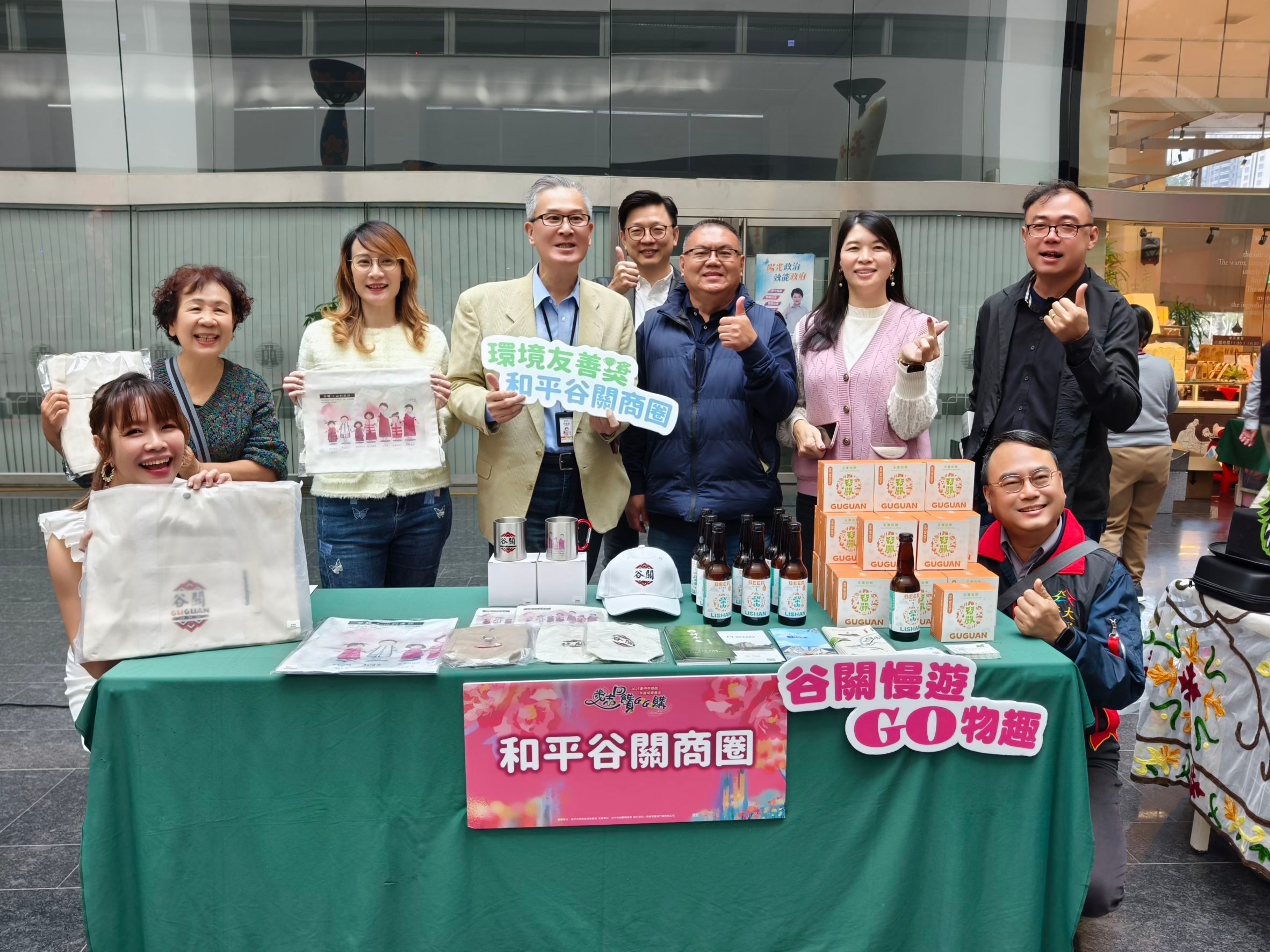 中市府經發局副局長林敏棋參觀商圈攤位。（圖/王秀禾攝）