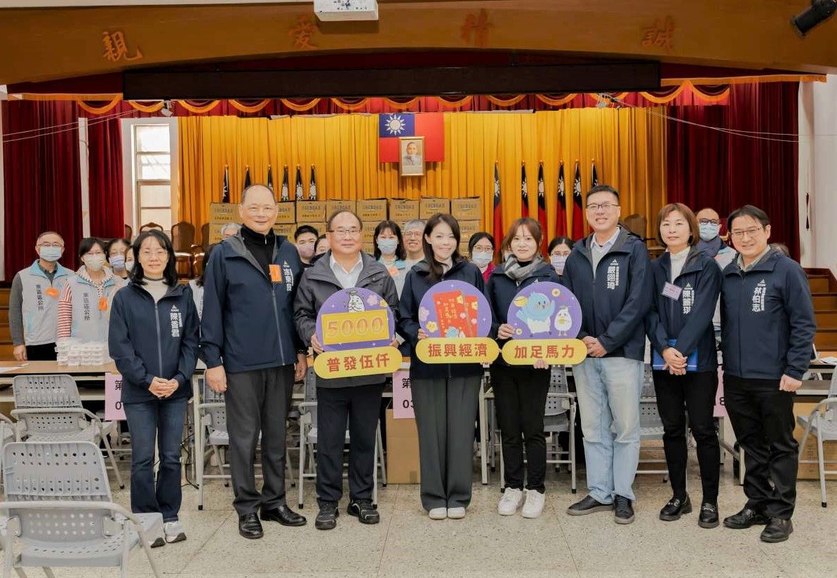 新竹市長高虹安赴新竹市警察局，視察消費金點收現金、分裝分組及發放前整備作業。（圖／新竹市政府提供）