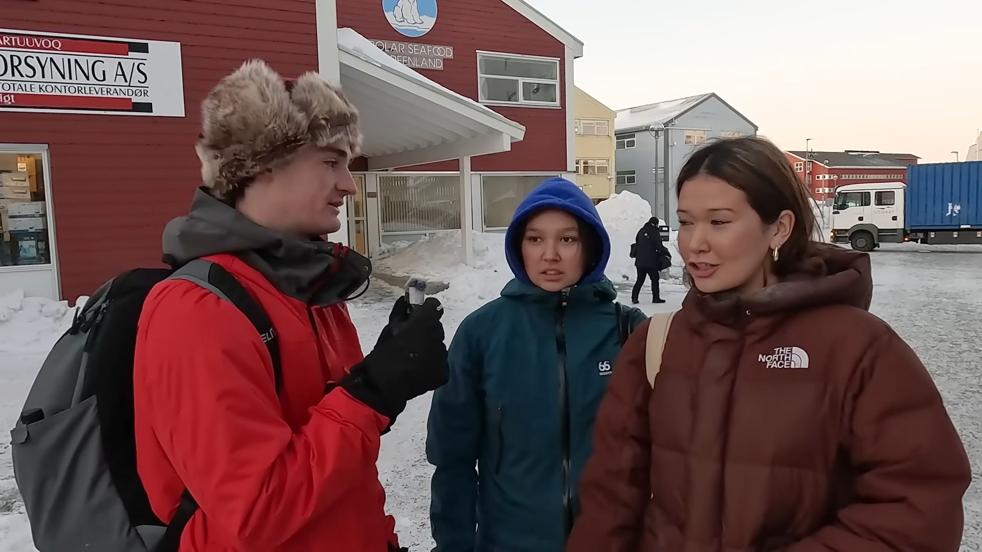 獨立記者尼克．薛利（Nick Shirley）在格陵蘭實地訪談。（取自YouTube影片）