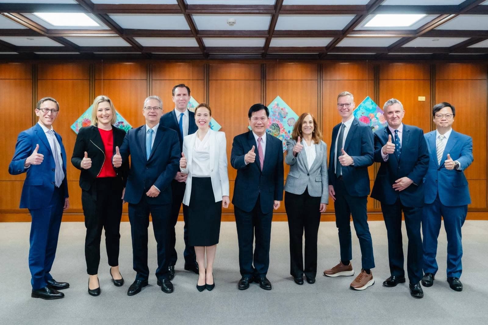 20260123-外交部長林佳龍（中）23日接見美國智庫德國馬歇爾基金會跨大西洋訪問團8名成員。（外交部提供）