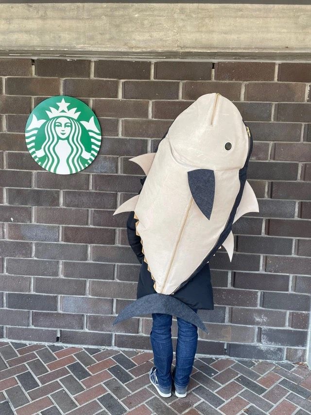 「リアルな魚を背負う『魔法』のカバン、台湾ファンとの再会と3月の新作販売に意欲。」(川本有哉/提供)