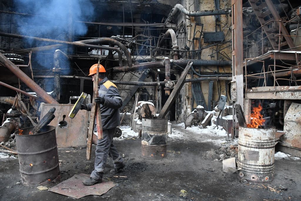 俄羅斯針對烏克蘭基礎設施進行空襲，導致多地在冬季陷入無電、無水和無法供暖困境。（美聯社）