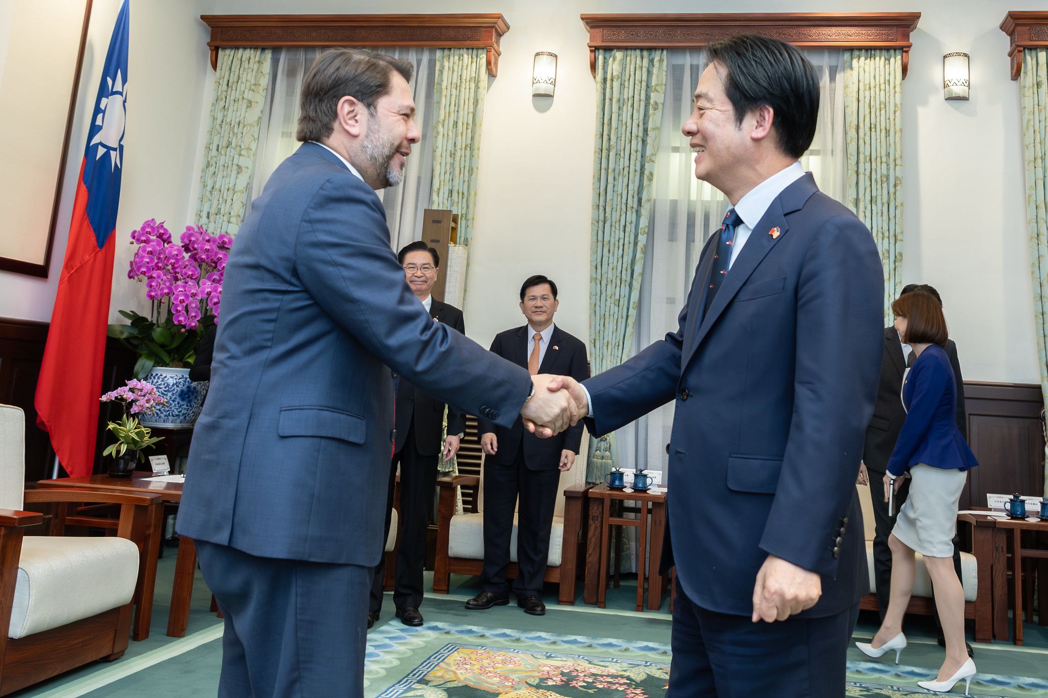 20260123-總統賴清德（右）23日下午接見美國聯邦參議院民主黨參議員蓋耶哥（左）。（總統府提供）