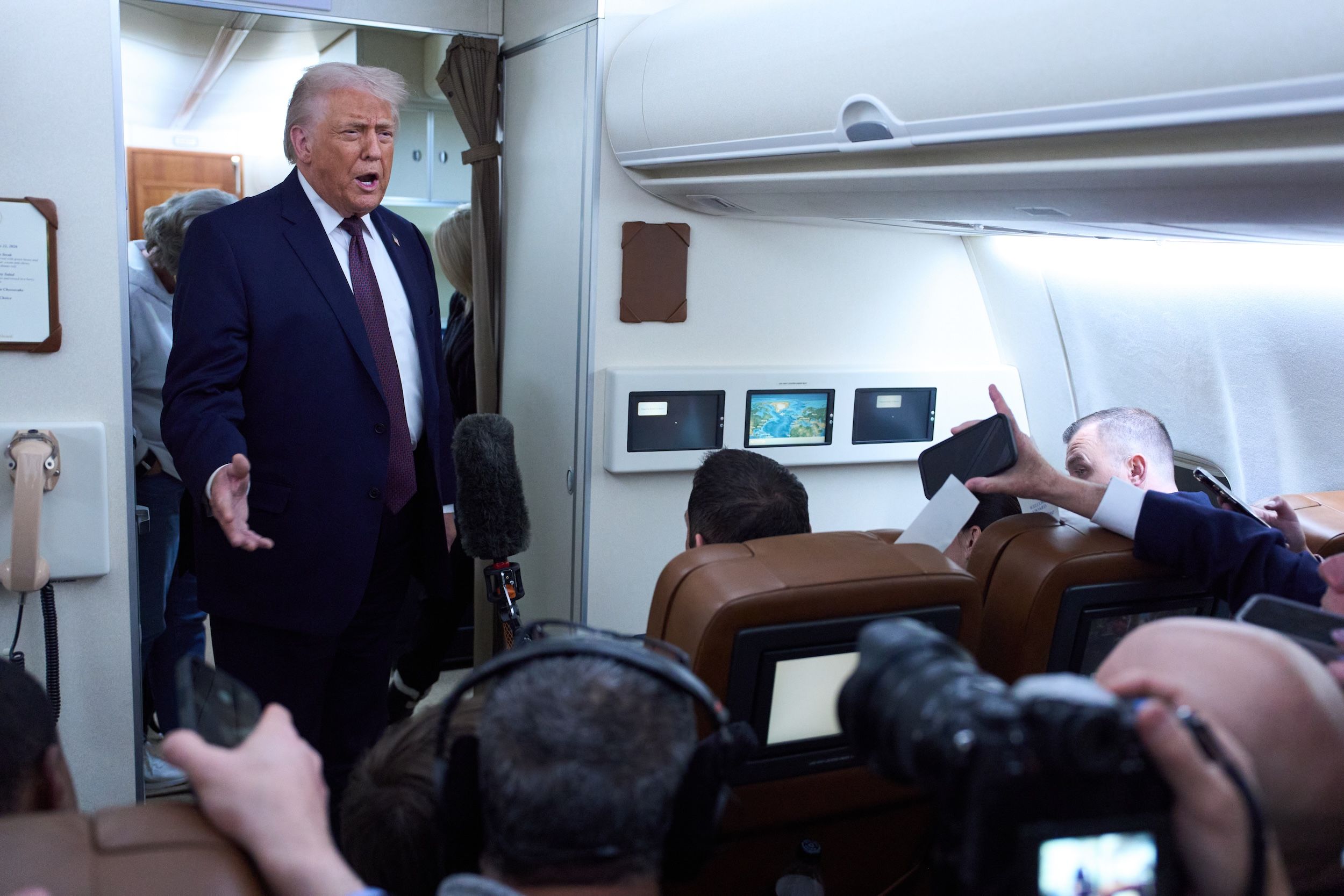 2026年1月22日，美國總統川普離開達沃斯世界經濟論壇返回華府，在空軍一號上與記者交談。（美聯社）