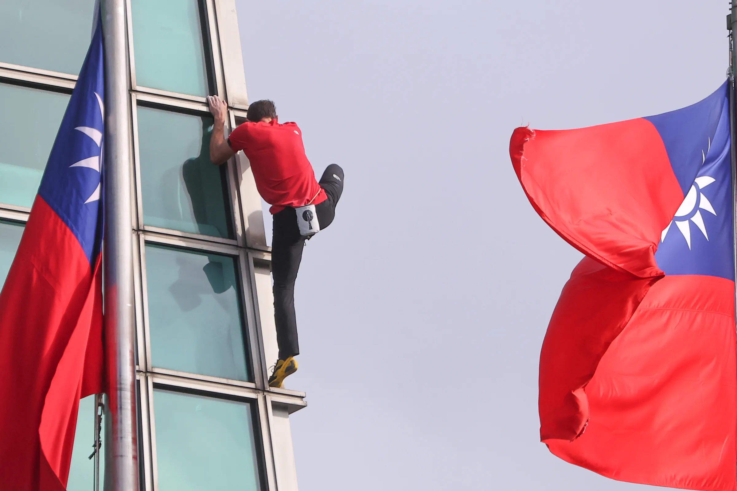 20260125-艾力克斯・霍諾德（Alex Honnold）25日徒手攀登台北 101大樓。（顏麟宇攝）