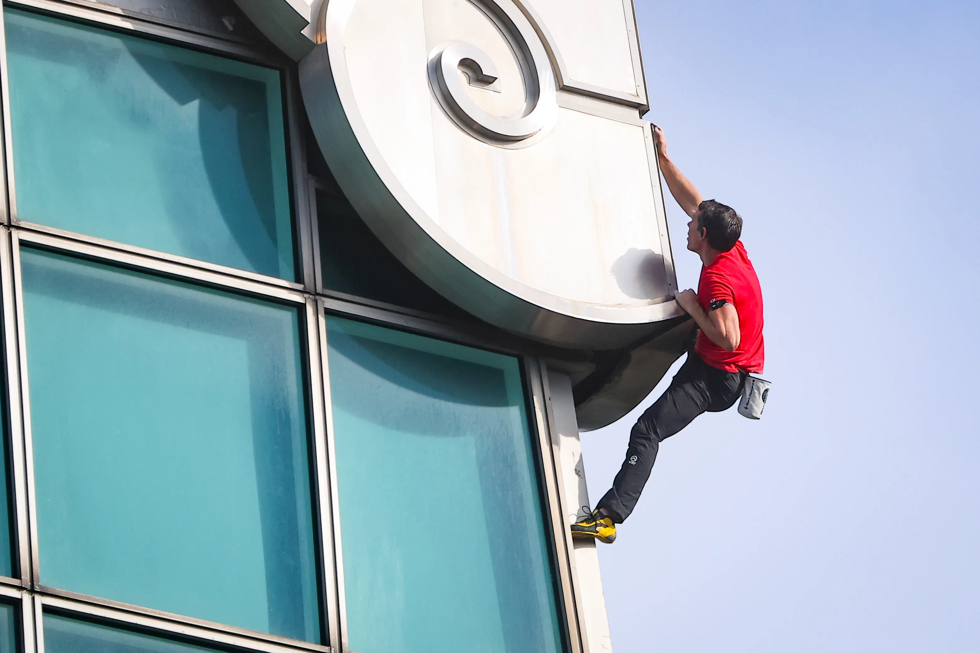 20260125-艾力克斯・霍諾德（Alex Honnold，紅衣者）25日徒手攀登台北 101大樓。（顏麟宇攝）