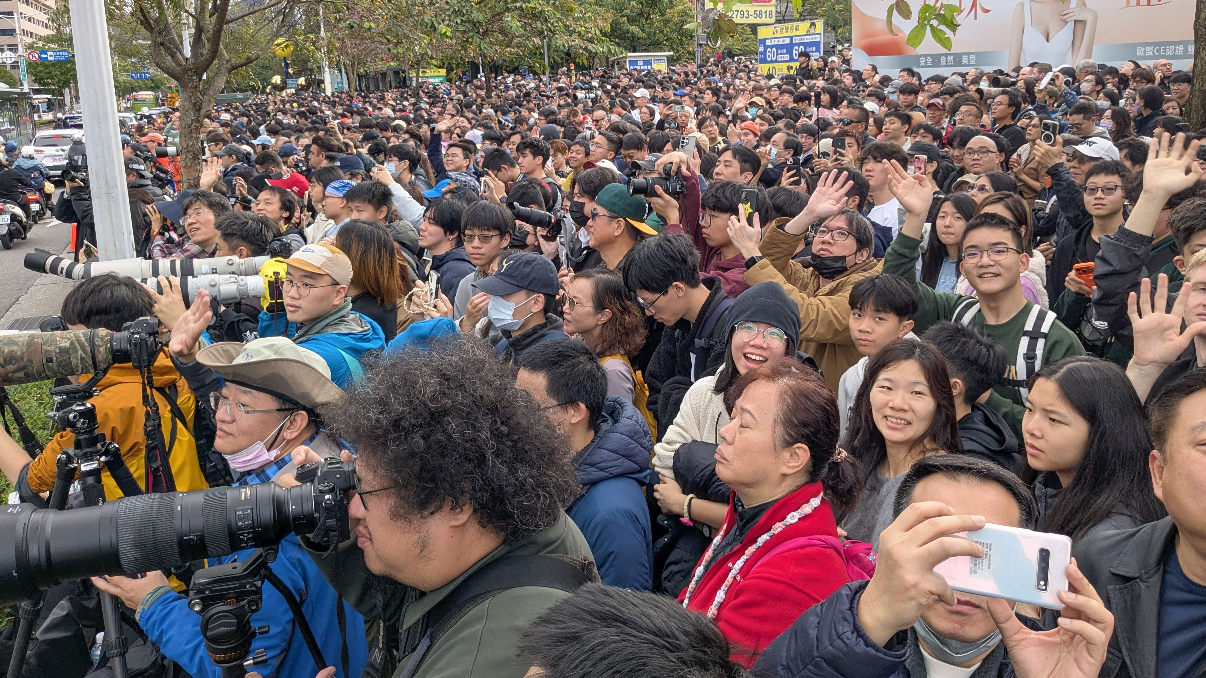 20260125-艾力克斯・霍諾德（Alex Honnold）25日徒手攀登台北 101大樓，周邊聚集大量民眾圍觀。（顏麟宇攝）
