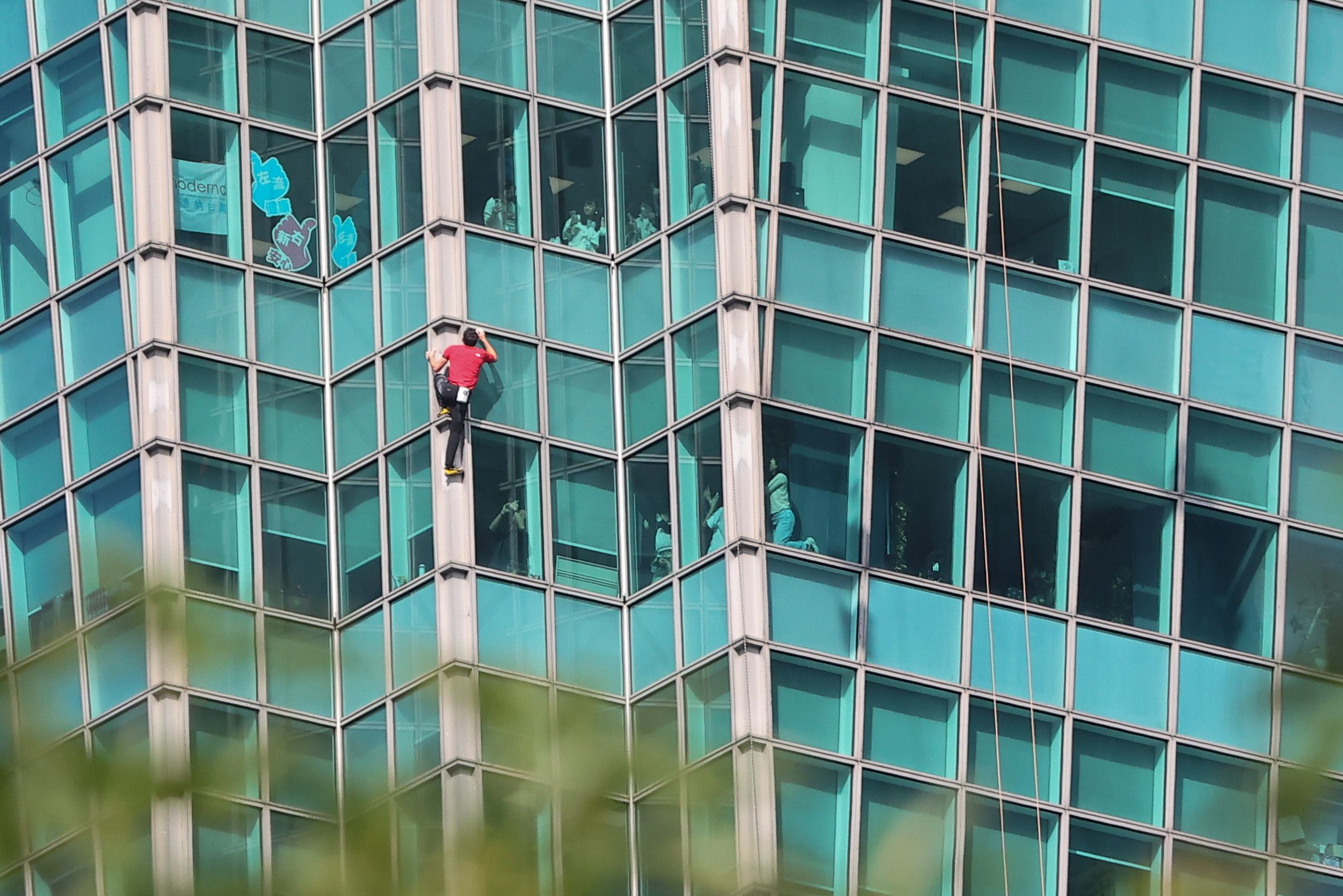 20260125-艾力克斯・霍諾德（Alex Honnold）25日徒手攀登台北 101大樓。（顏麟宇攝）