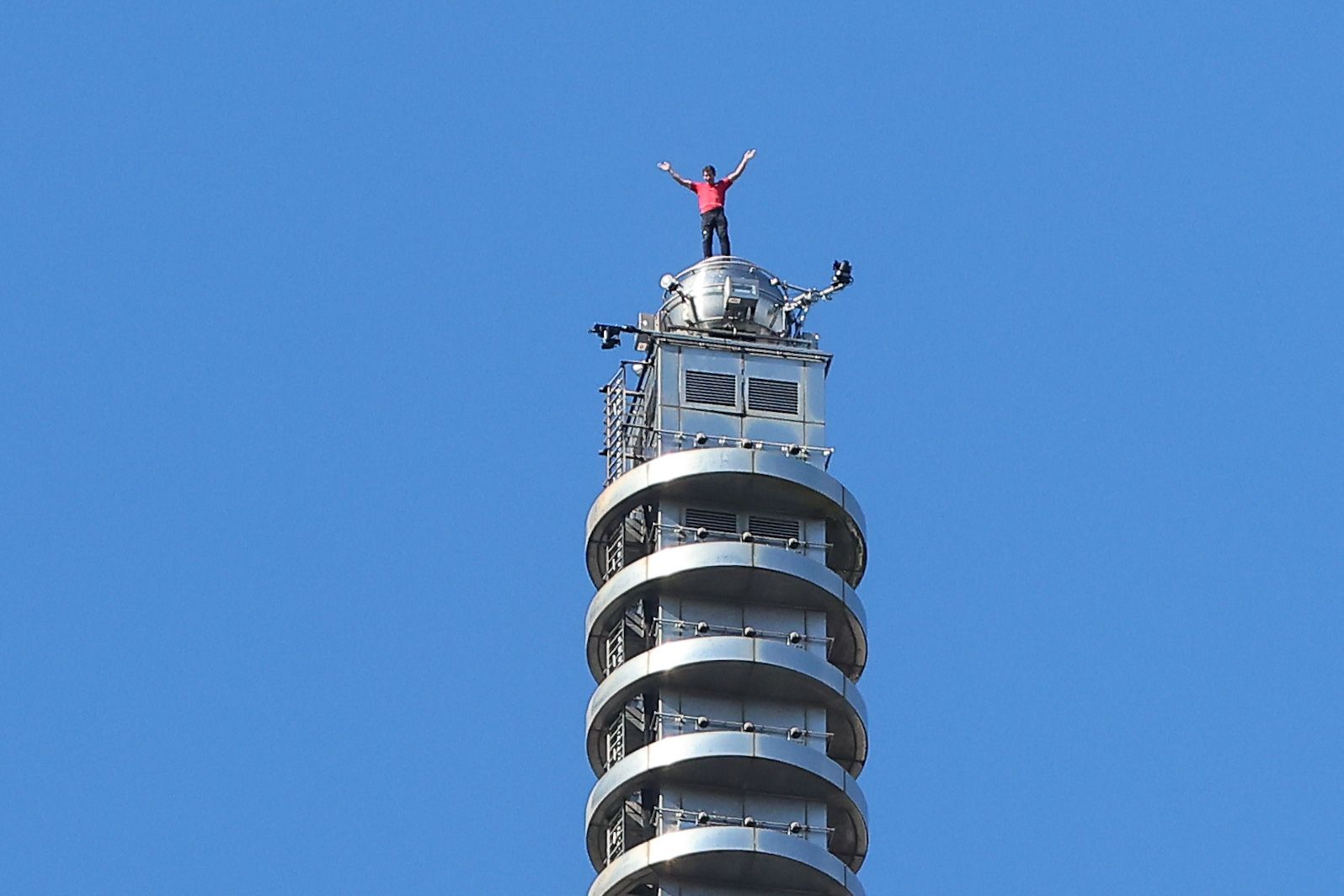 20260125-艾力克斯・霍諾德（Alex Honnold）25日徒手攀登台北 101大樓，並於塔尖高揮雙手。（顏麟宇攝）
