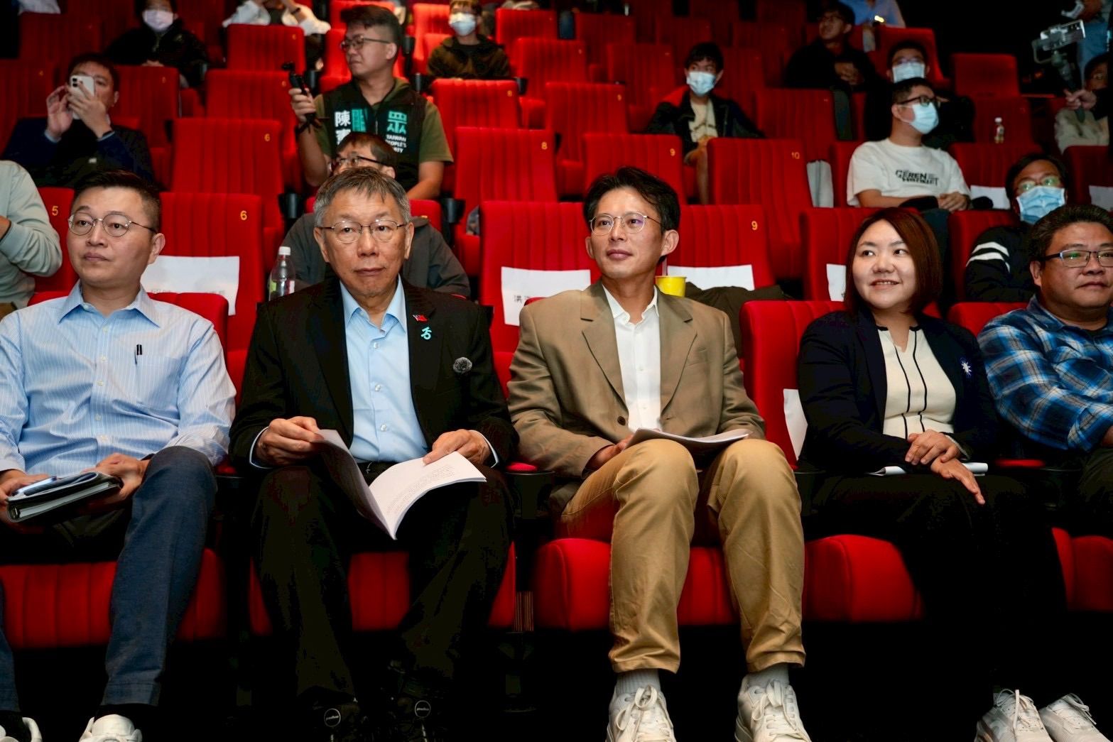 20260125-民眾黨前主席柯文哲（左二）、現任主席黃國昌（左三）出席守護南方希望『高雄轉型、青年未來』青年論壇。（民眾黨提供）