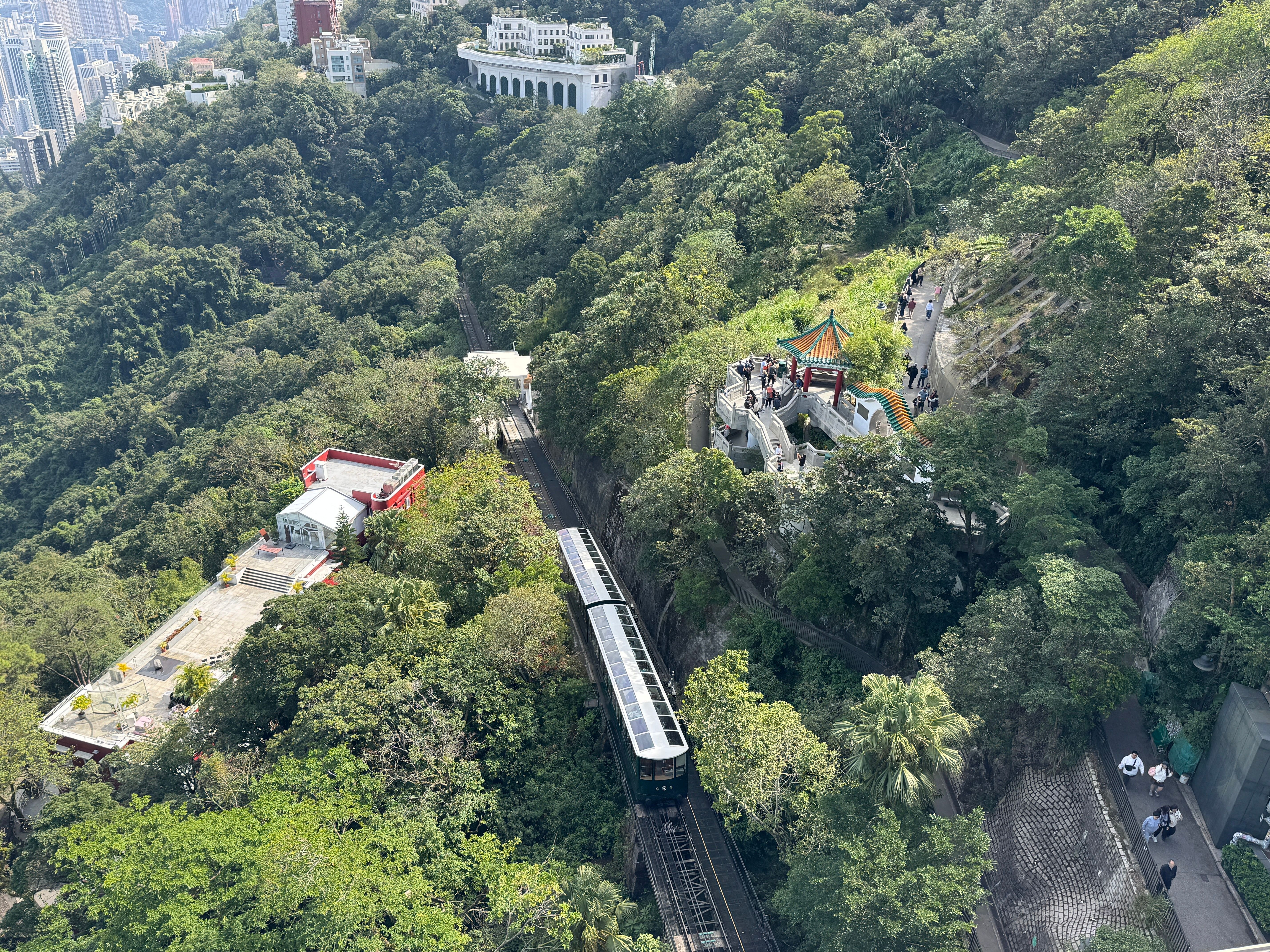 從觀景台看下去，也可以看到山頂纜車行駛。（劉芯衣攝）
