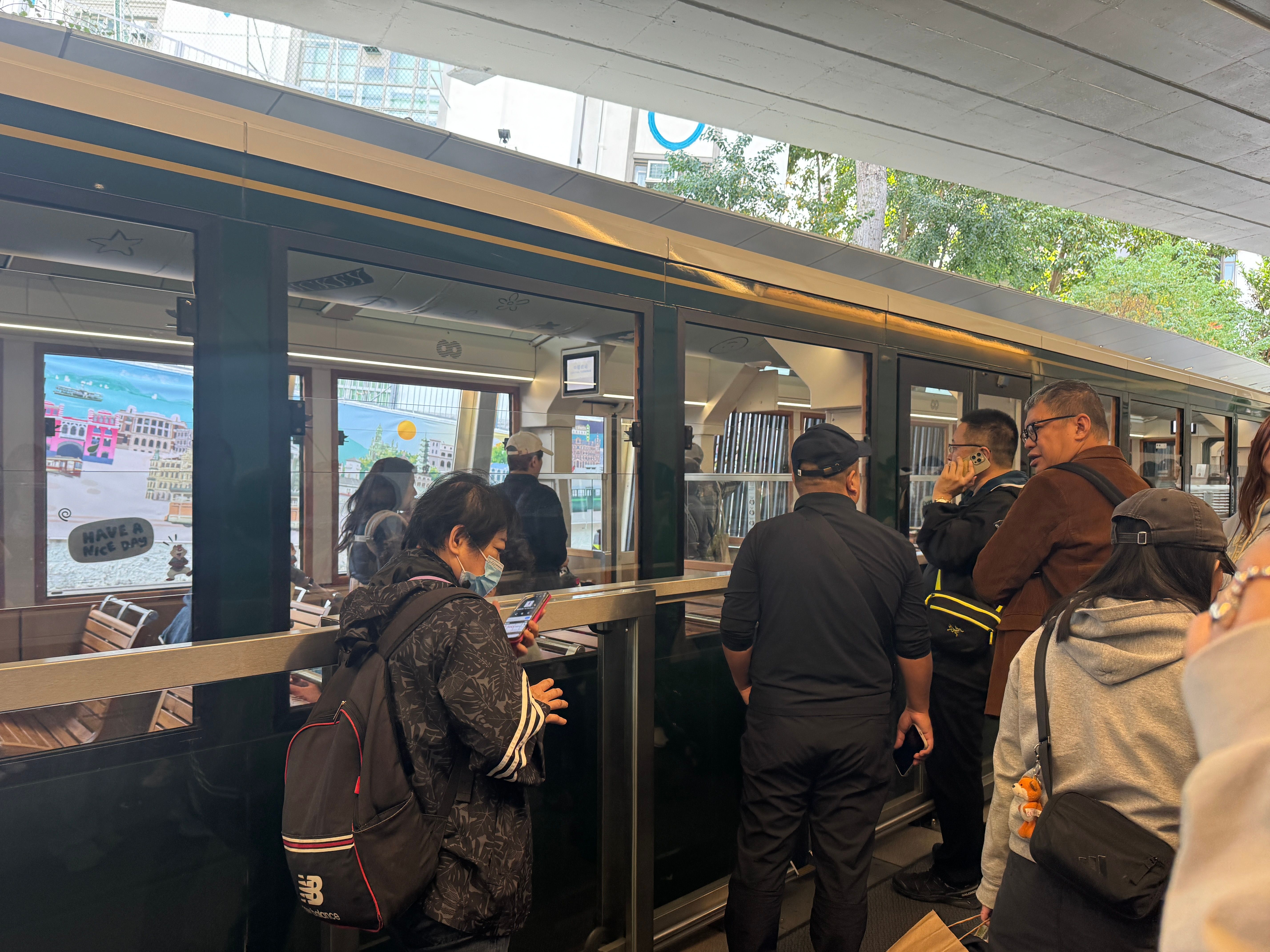 太平山頂纜車每天都吸引許多人潮前往。（劉芯衣攝）