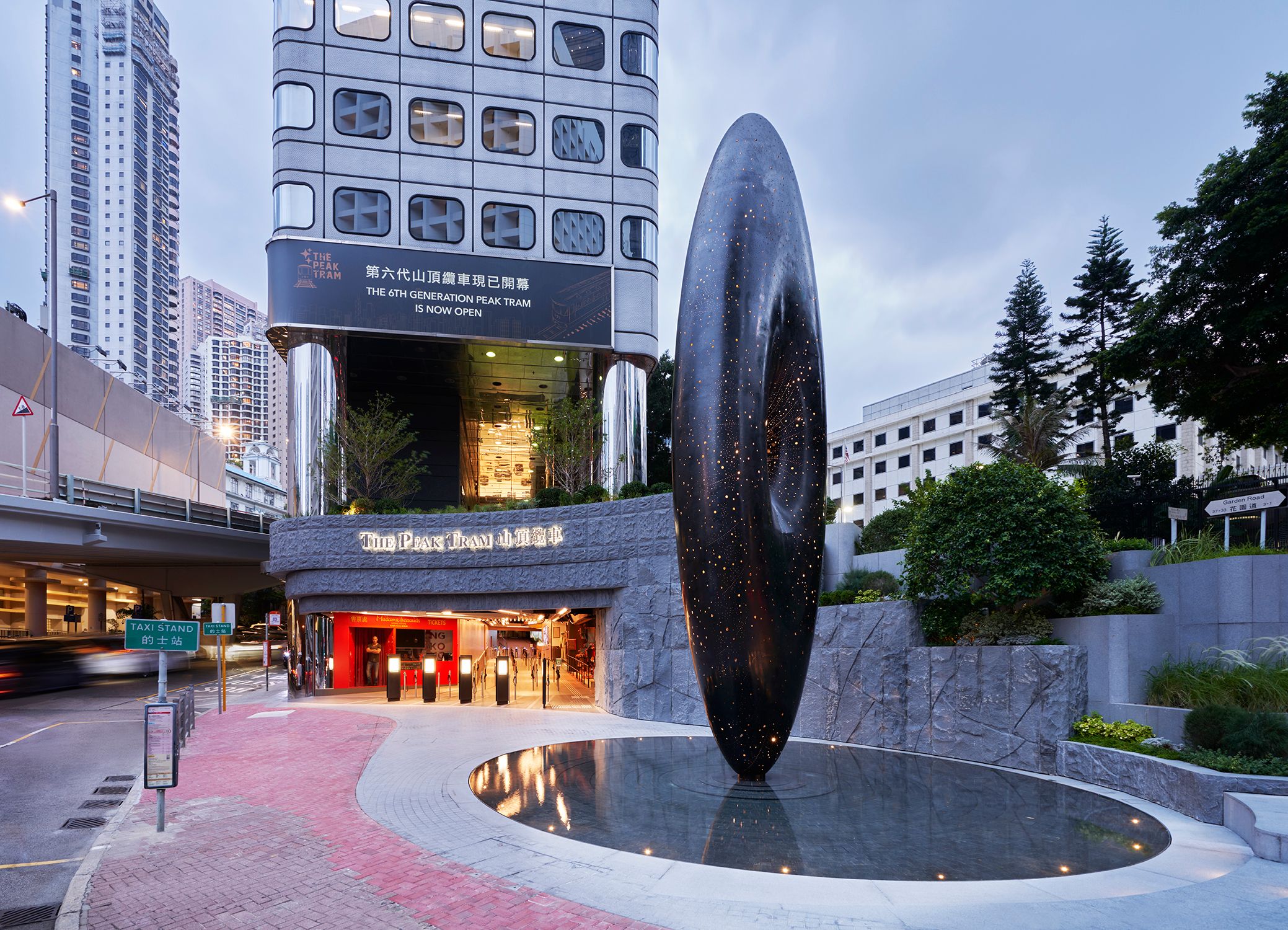 由澳洲華裔藝術家李林迪女士創作、高度逾10米的雕塑作品《無限之眼》會於中環纜車總站入口作開放展覽。（取自山頂纜車官方網站）