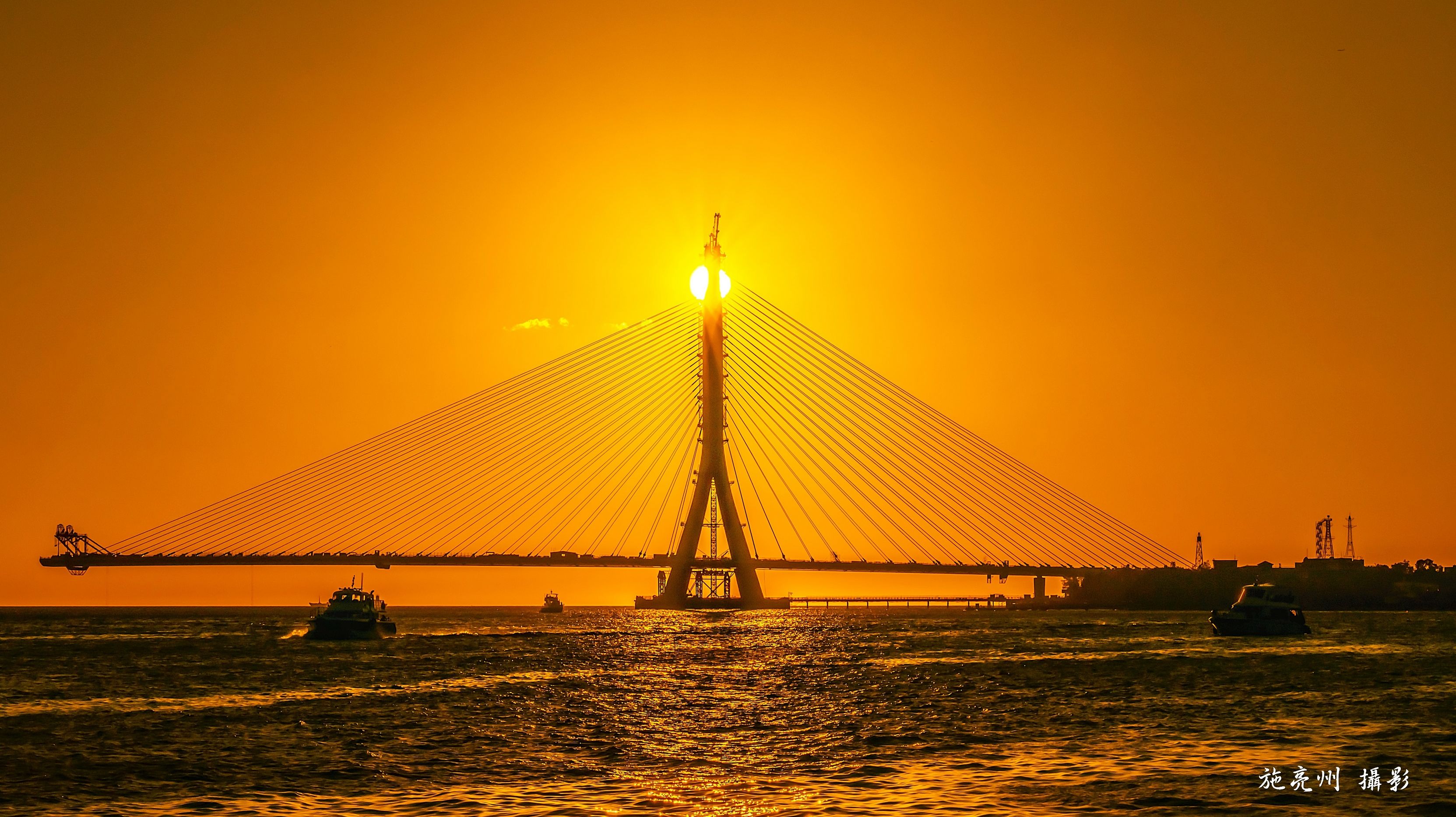 淡江大橋美景2【合十祈福：淡水河口的守護者】。（施亮州攝）