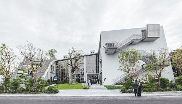 全台最有愛的圖書館就在東勢許良宇圖書館，也是東勢打卡景點最美的地標。（圖/業者提供）