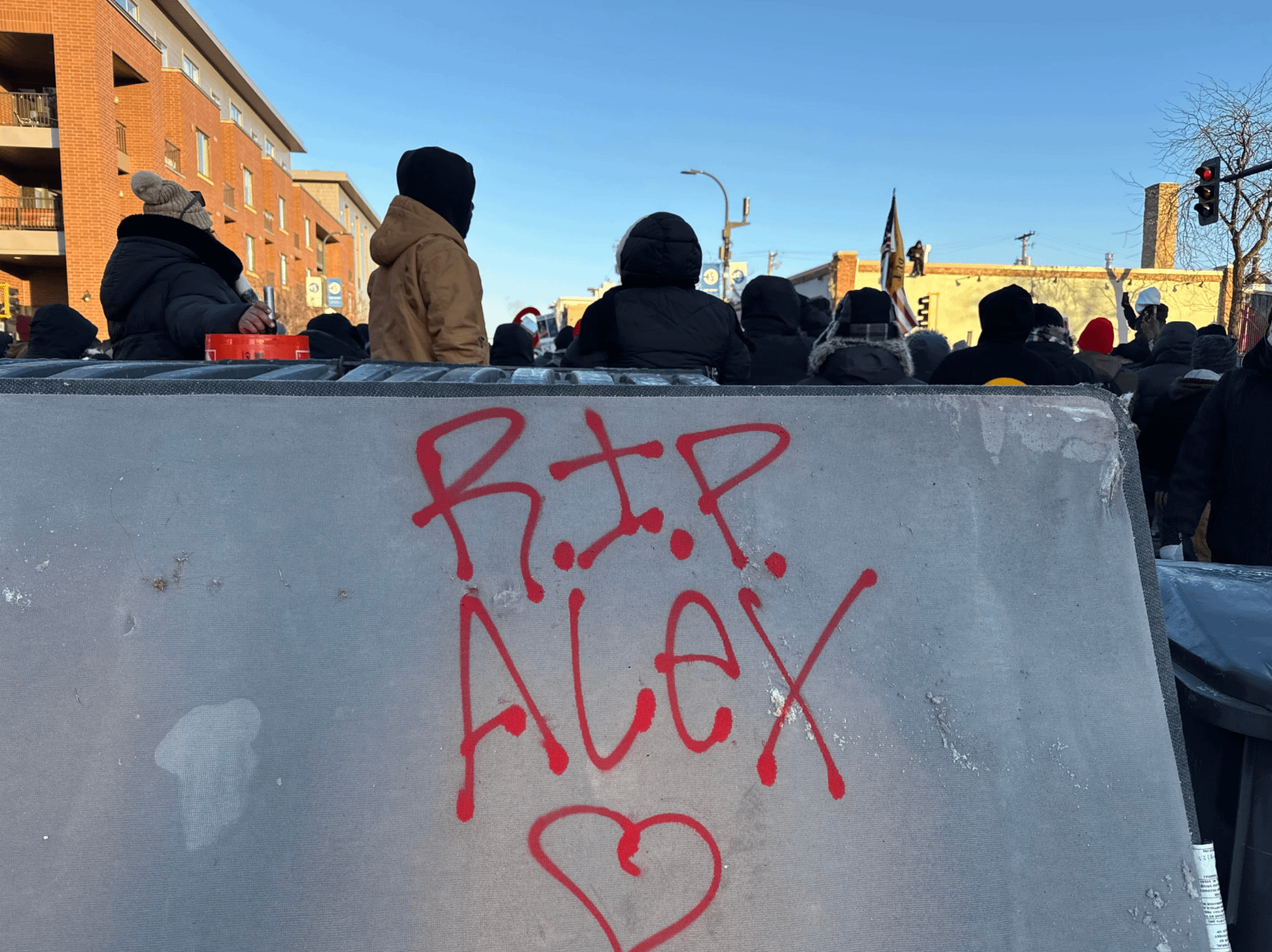 2026年1月24日，美國明尼蘇達州明尼阿波利斯市，人們悼念遭ICE探員槍擊身亡的37歲護理師普雷蒂（Alex Pretti）。（美聯社）