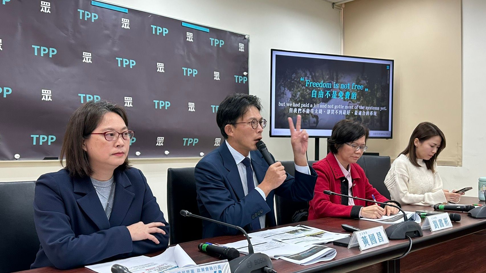 20260126-民眾黨提出黨團版本「強化防衛韌性及不對稱戰力計畫採購特別條例」。（羅立邦攝）