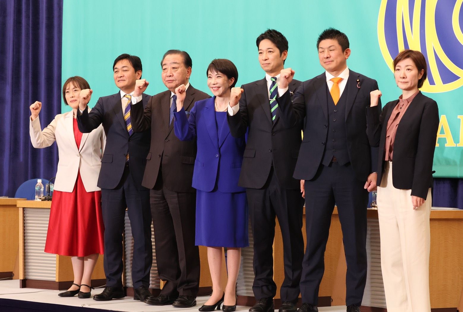 20260126-日本眾議院即將改選，日本記者俱樂部26日舉辦朝野黨首討論會，自民黨總裁、首相高市早苗（中）等人出席。（日本記者俱樂部提供）