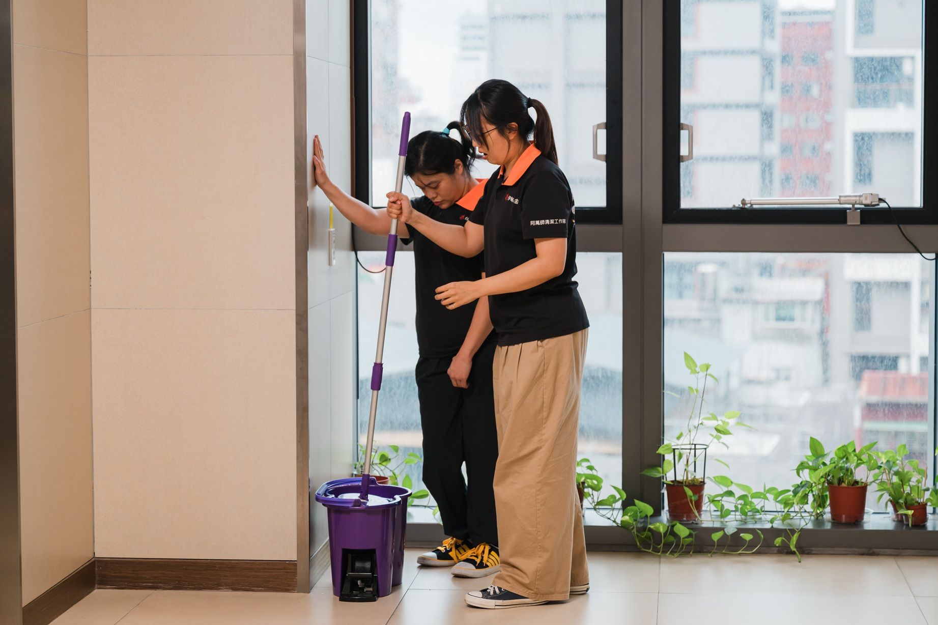 同事和就服員的陪伴與鼓勵是王玥涵持續前進的動力。（圖／臺北市勞動力重建運用處提供）