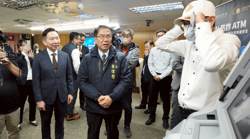 臺南市市長黃偉哲（中）在中信銀行總經理楊銘祥（左）陪同下，體驗中信銀行AI防詐ATM 及通報機制。(圖/中信銀行提供)