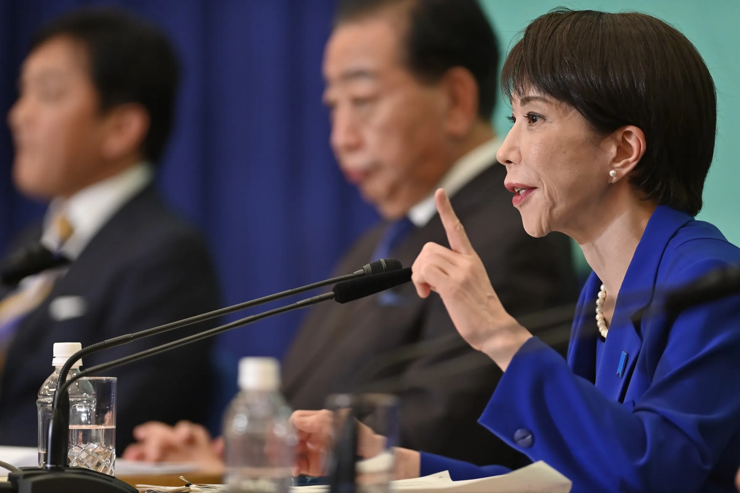 2026年1月26日，自民黨總裁兼首相高市早苗（右）在JNPC出席大選前夕的辯論會。（美聯社）