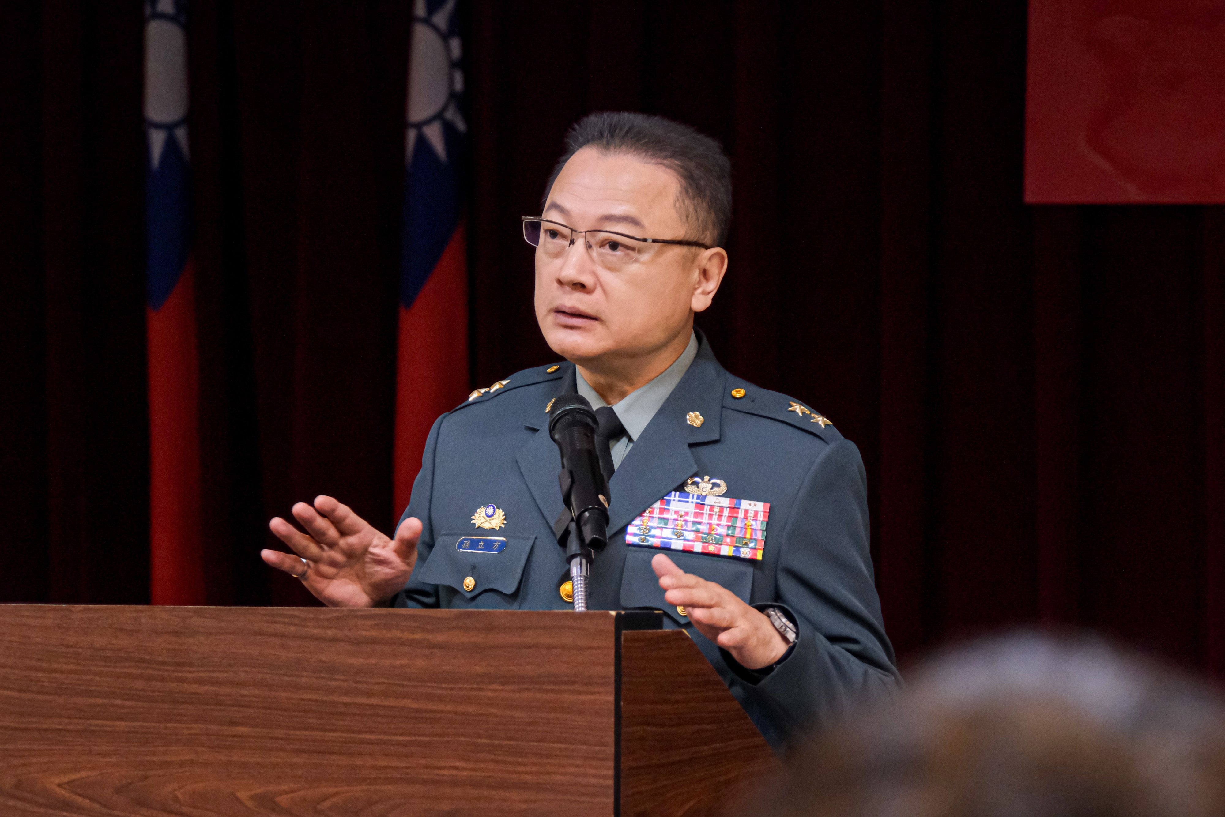 20260127-國防部政務辦公室主任孫立方中將27日於記者會進行說明。（劉偉宏攝）