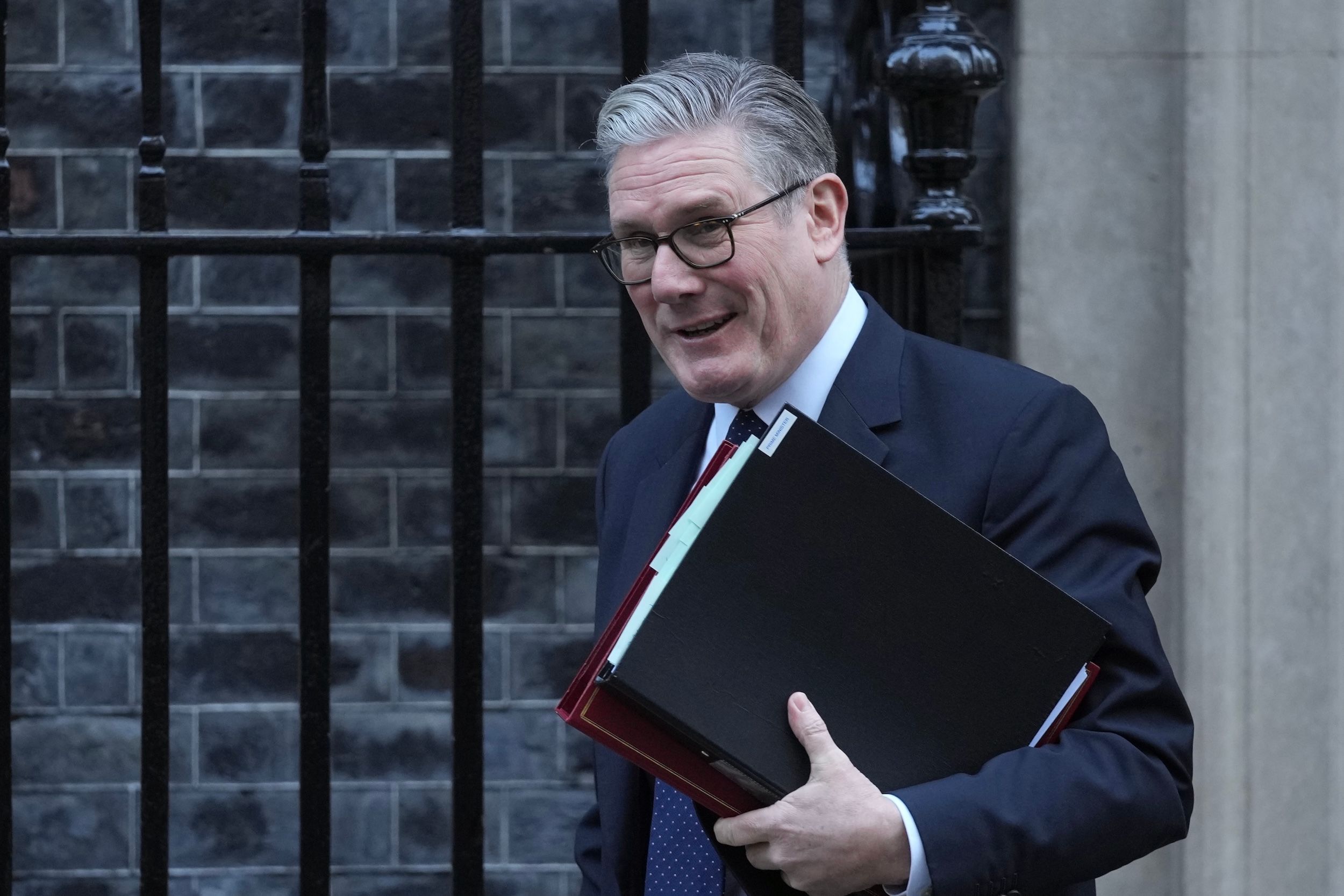 2026年1月14日，英國首相施凱爾離開唐寧街10號，前往國會出席首相質詢。（美聯社）