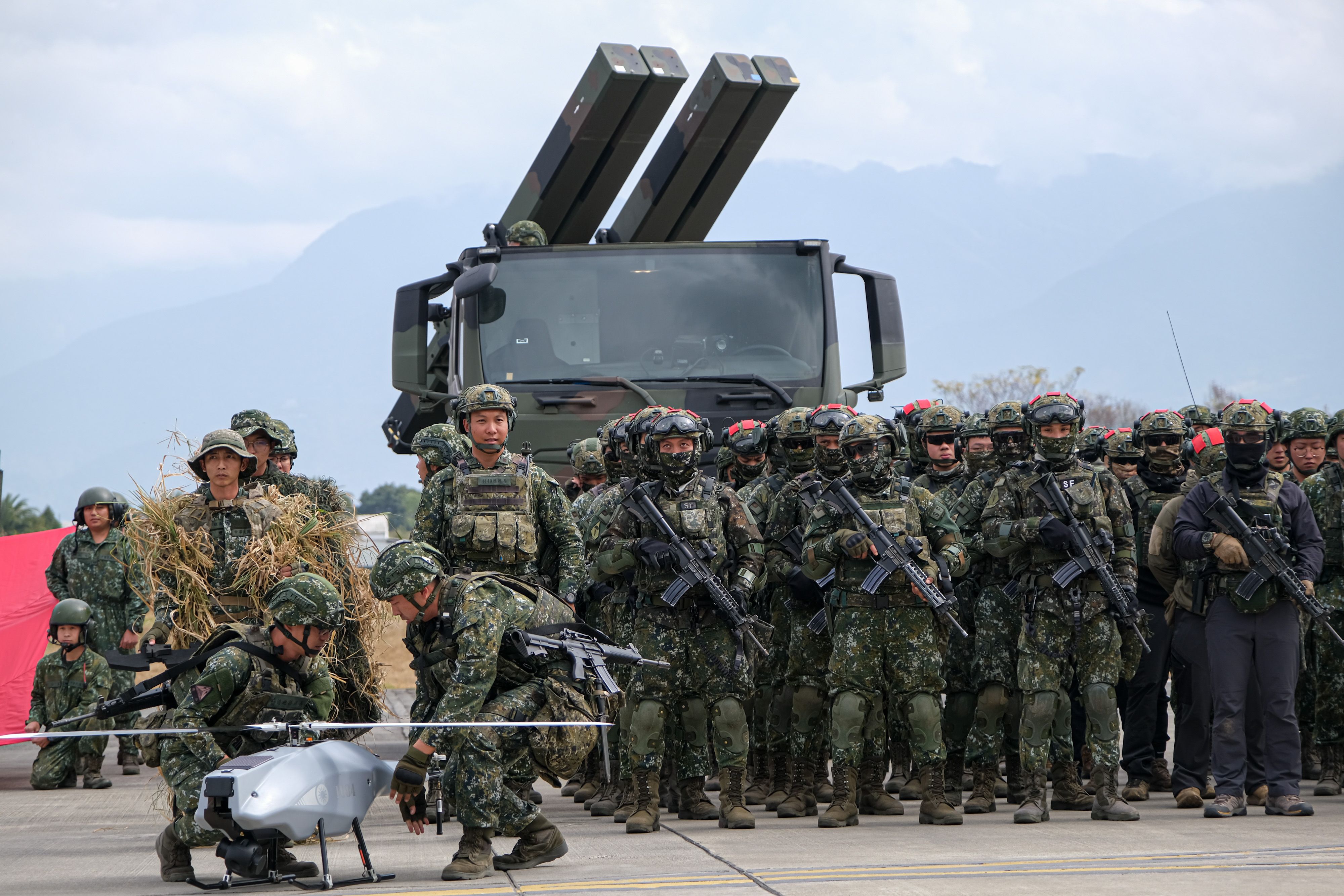 20260127-國防部27日舉辦「國軍115年春節加強戰備媒體邀訪活動」，圖為戰術型近程無人飛行載具與陸軍的合影。（劉偉宏攝）