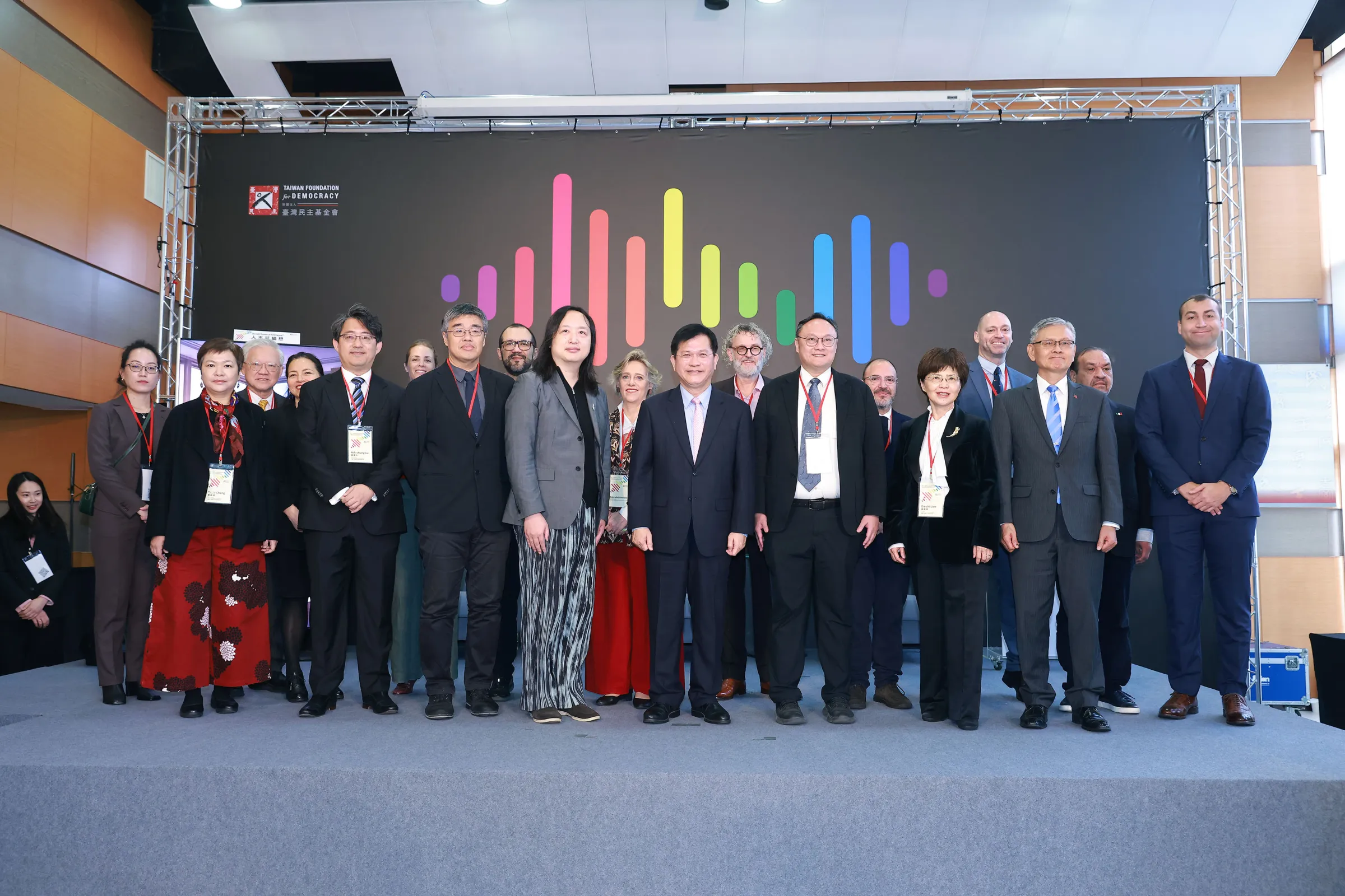 20260127-台灣民主基金27日舉辦「在地民主：全球協力下的城市創新治理」國際論壇，兼任基金會副董事長的外交部長林佳龍、執行長廖達琪，及主持對談的無任所大使唐鳳等人合影。（台灣民主基金會提供）