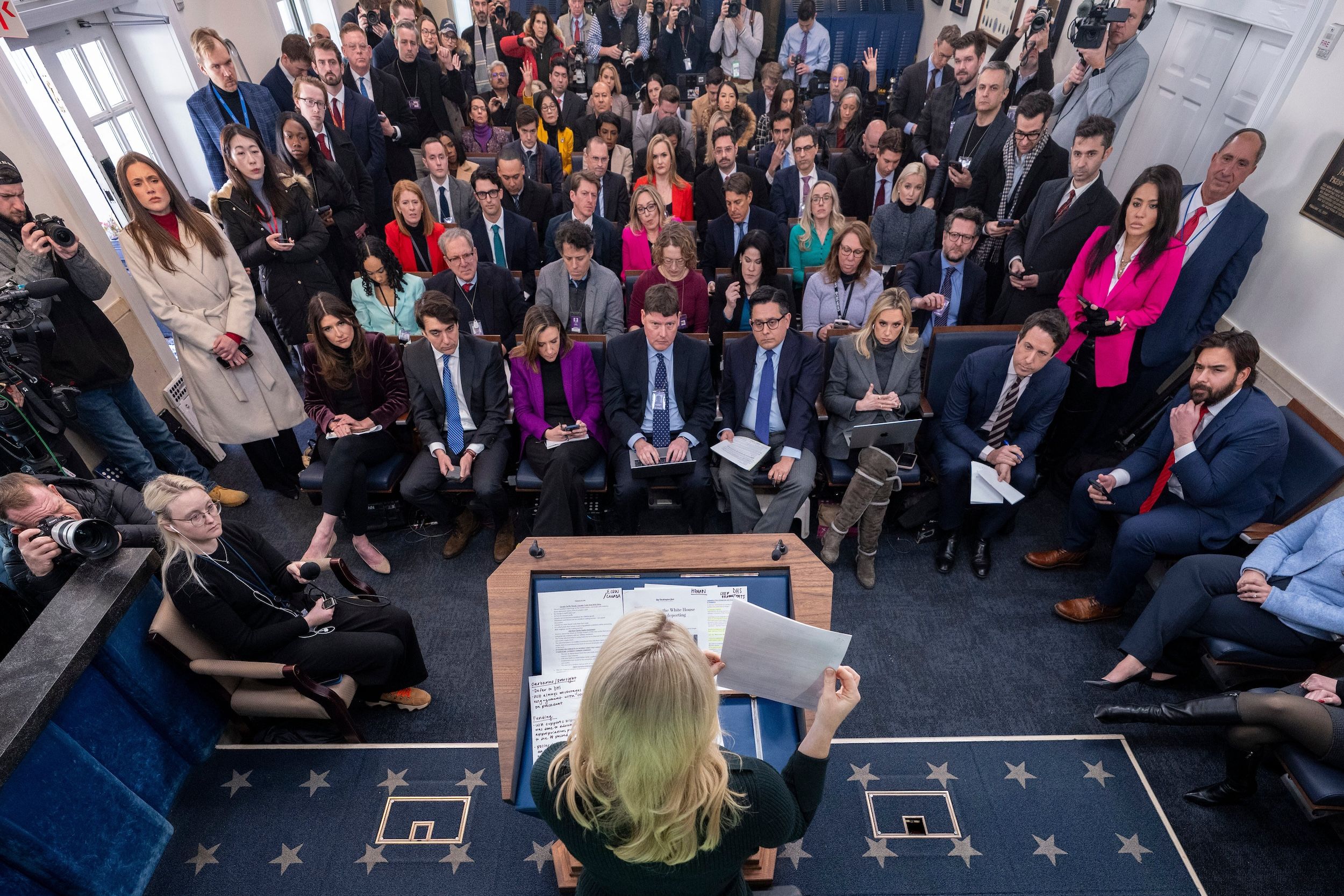 2026年1月26日，白宮新聞秘書李威特（Karoline Leavitt）在白宮簡報室舉行記者會，回應媒體提問。（美聯社）（美聯社）