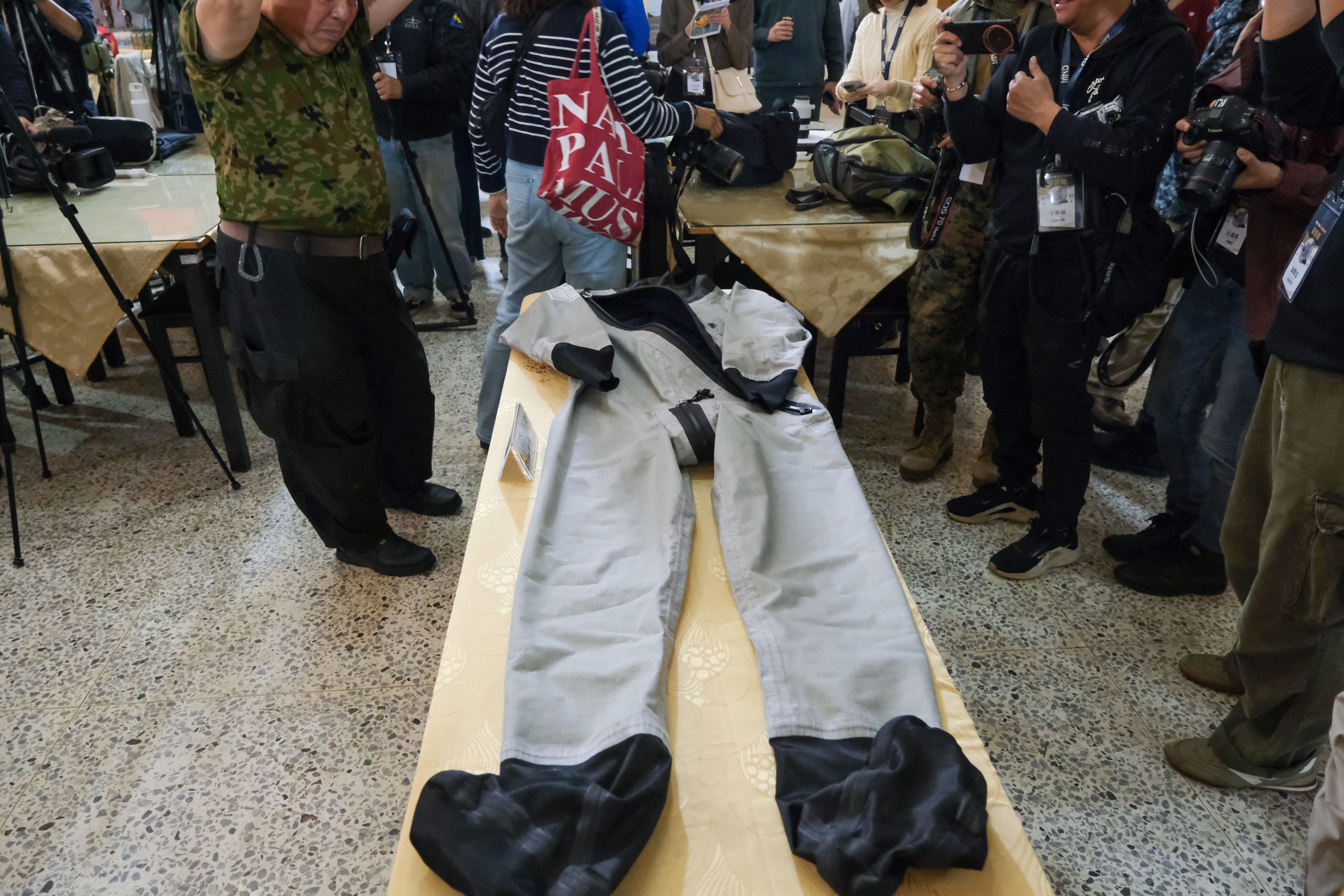 20260127-國防部27日舉辦「國軍115年春節加強戰備媒體邀訪活動」，圖為防寒飛行服。（劉偉宏攝）