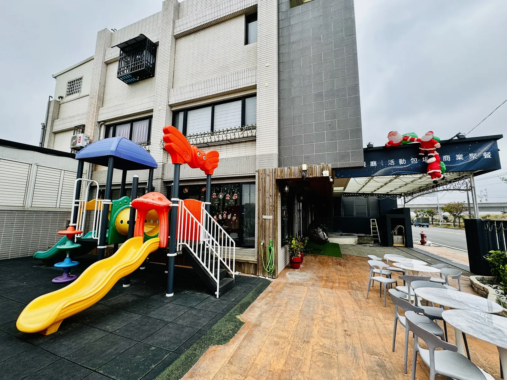 雲林虎尾鎮的「饗戀鬆餅」餐廳，位於雲林高鐵站附近，交通便利，並結合餐飲與親子友善空間，適合家庭客群於年節期間造訪。（圖／勞動力發展署雲嘉南分署提供）
