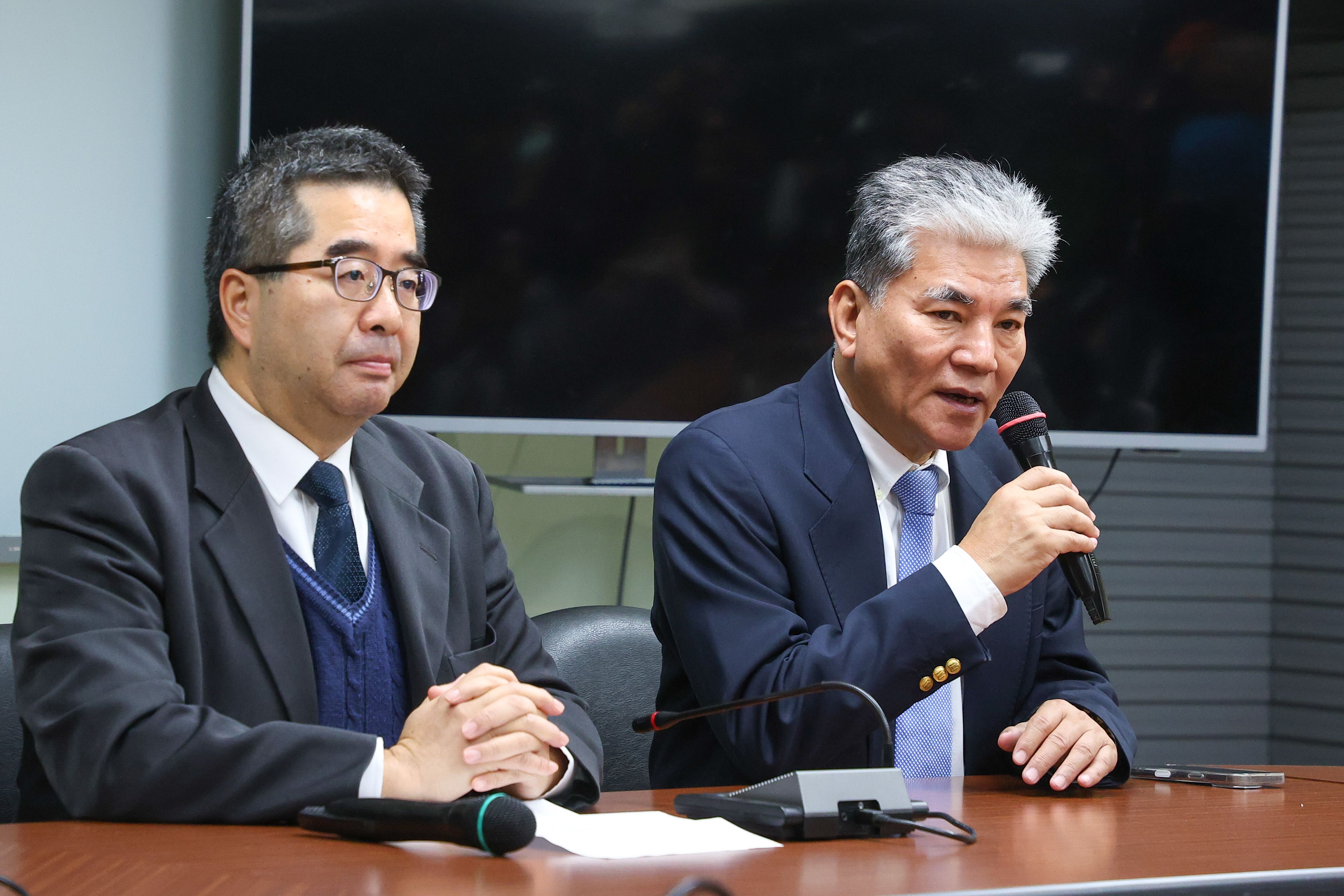 20260128-國家政策研究基金會副董事長李鴻源（右）、國民黨副主席蕭旭岑（左）28日針對兩岸交流事項召開記者會。（顏麟宇攝）