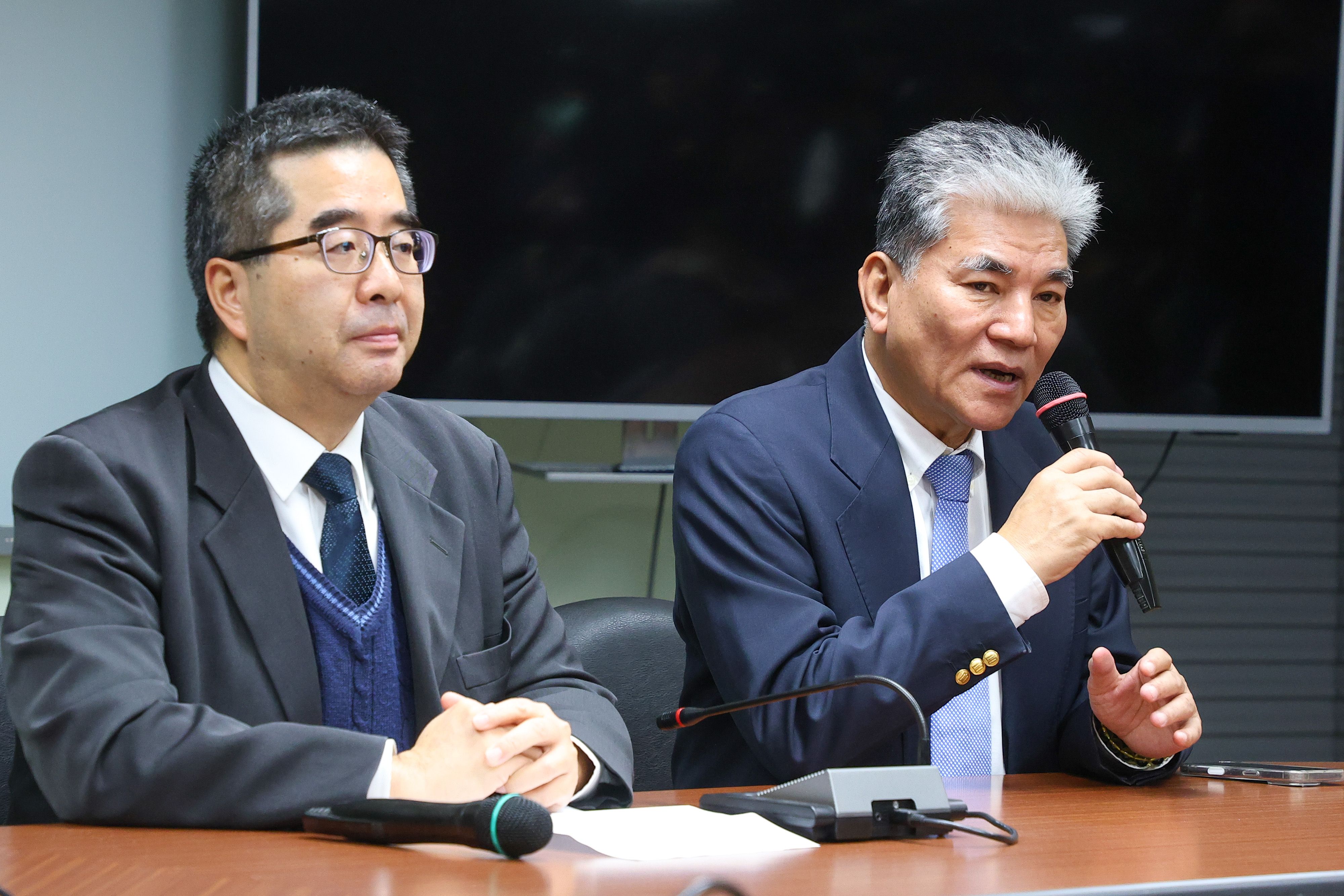 20260128-国家政策研究基金会副董事長・李鴻源氏（右）と国民党副主席・蕭旭岑氏（左）は28日、両岸交流事項に関する記者会見を開いた。（顔麟宇撮影）