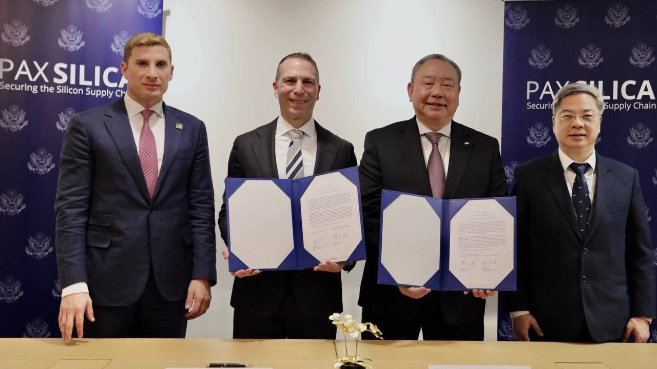 20260127-台美雙方簽署「矽盛世宣言及台美經濟安全合作聯合聲明」，經濟部長龔明鑫（右一）與美國國務院經濟事務次卿海柏格（左一）見證。（外交部提供）