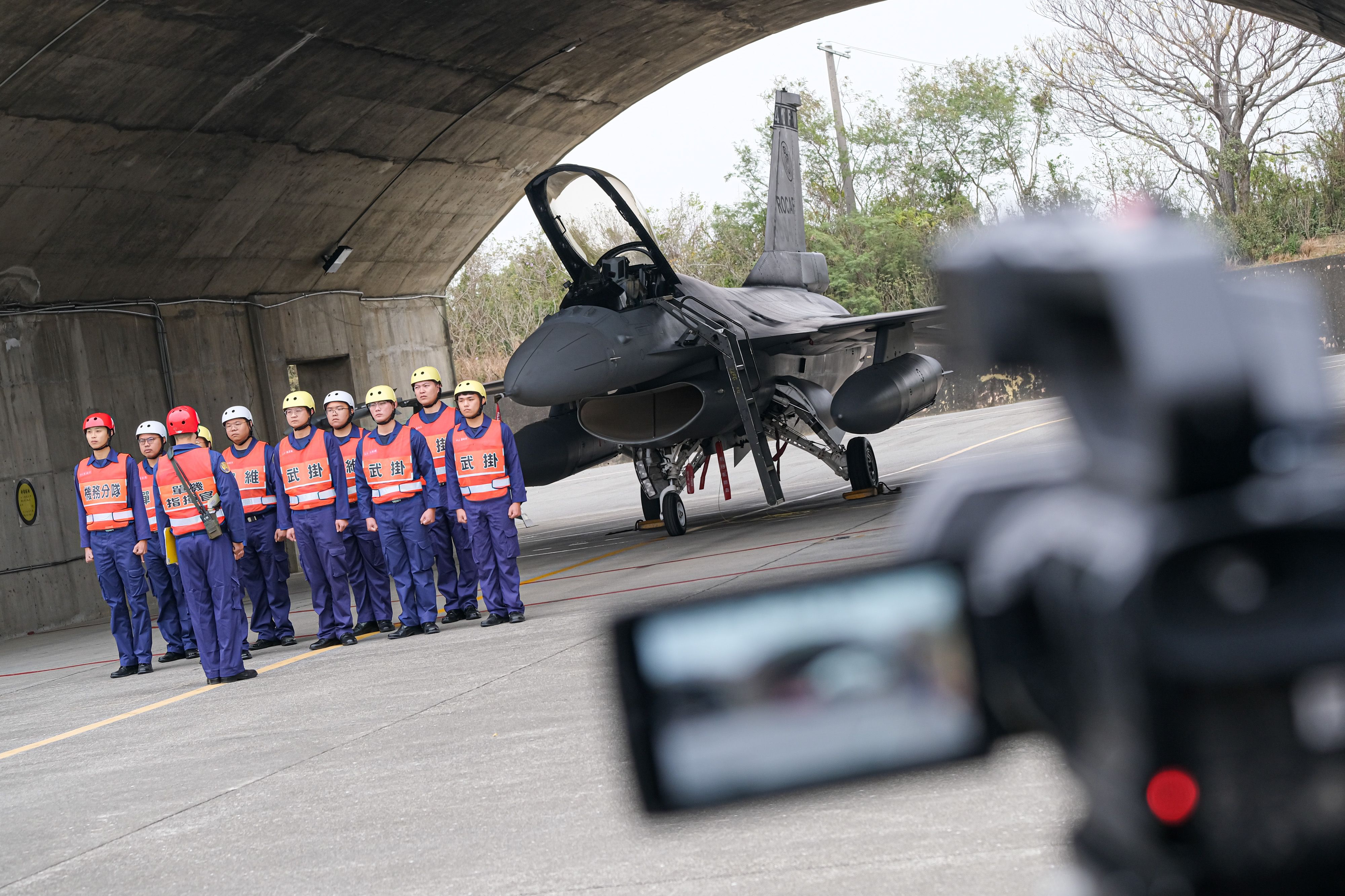 20260128-國防部28日舉辦「國軍115年春節加強戰備媒體邀訪活動」，圖為F-16潛力裝掛作業。（劉偉宏攝）