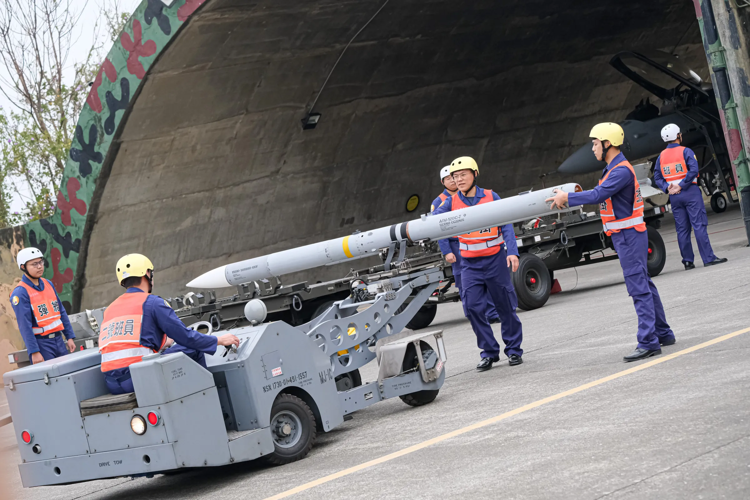 台湾軍のF-16Vが現在主力とする中距離空対空ミサイルはAIM-120C7（写真）。射程はPL-15の半分しかなく、台湾海峡の新たな空戦の情勢に対応するには性能が不十分だ。（資料写真、劉偉宏撮影）