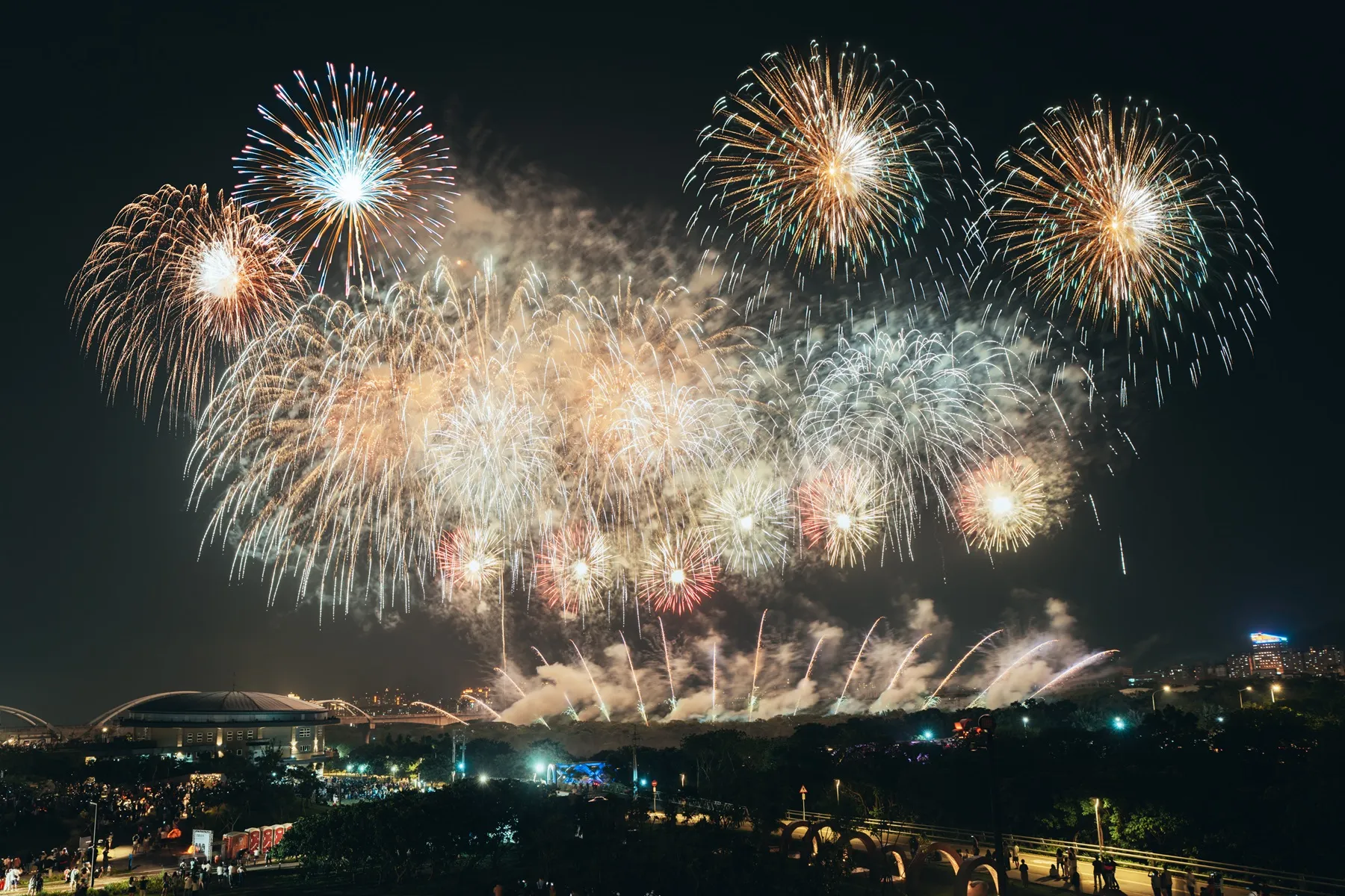 配合新北市美術館開館周年及捷運三鶯線通車，4至6月將陸續推出煙火、表演、建築光雕等系列活動。（圖/新北市政府文化局）