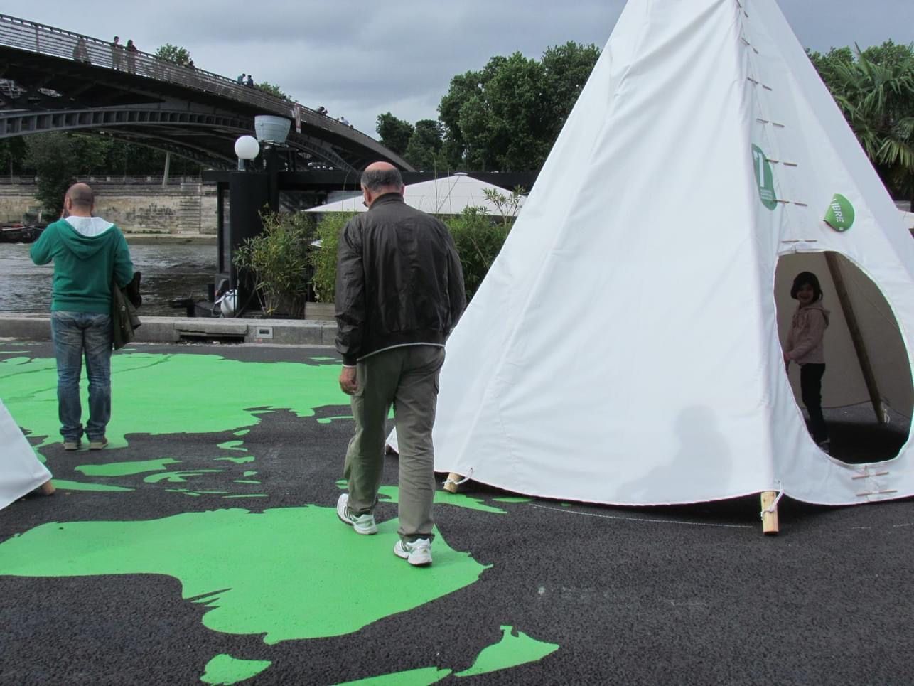 巴黎塞納河堤的文化營帳。（作者提供）