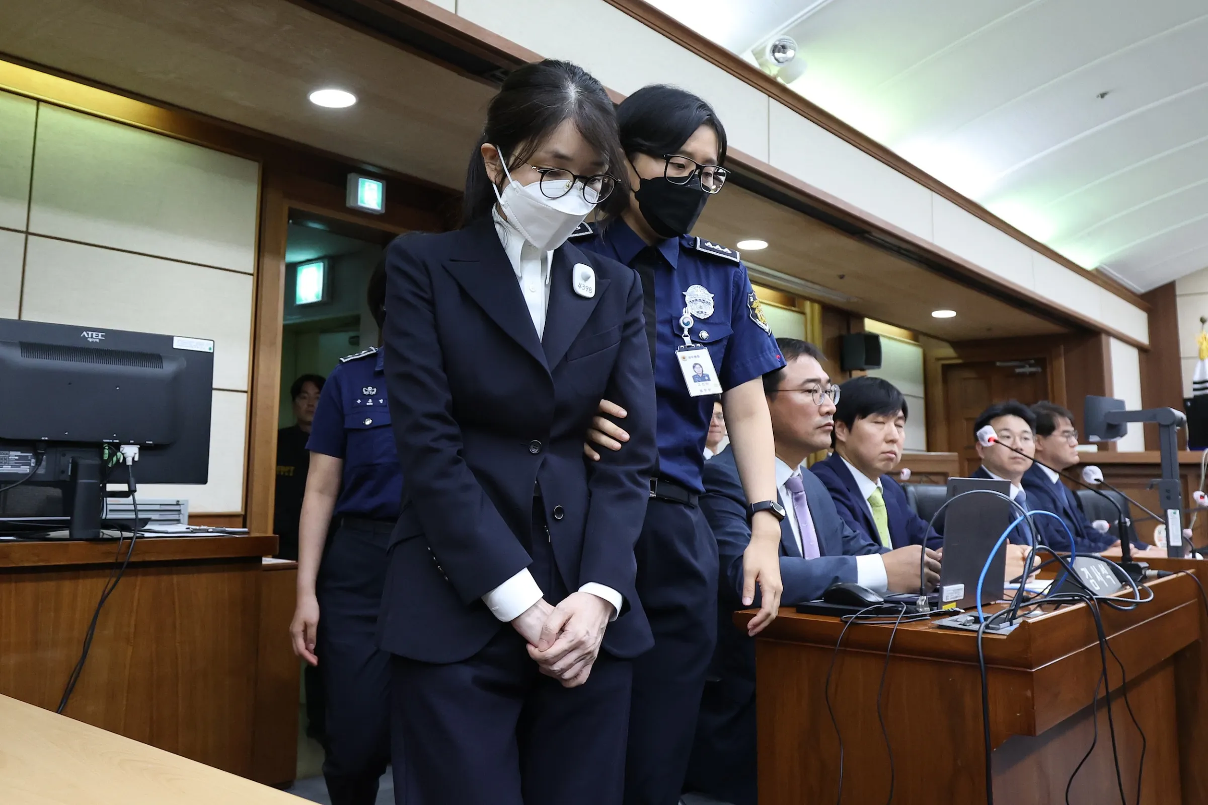 2025年9月24日，韓國前總統尹錫悅的妻子金建希因為受賄指控出席庭審。（美聯社）