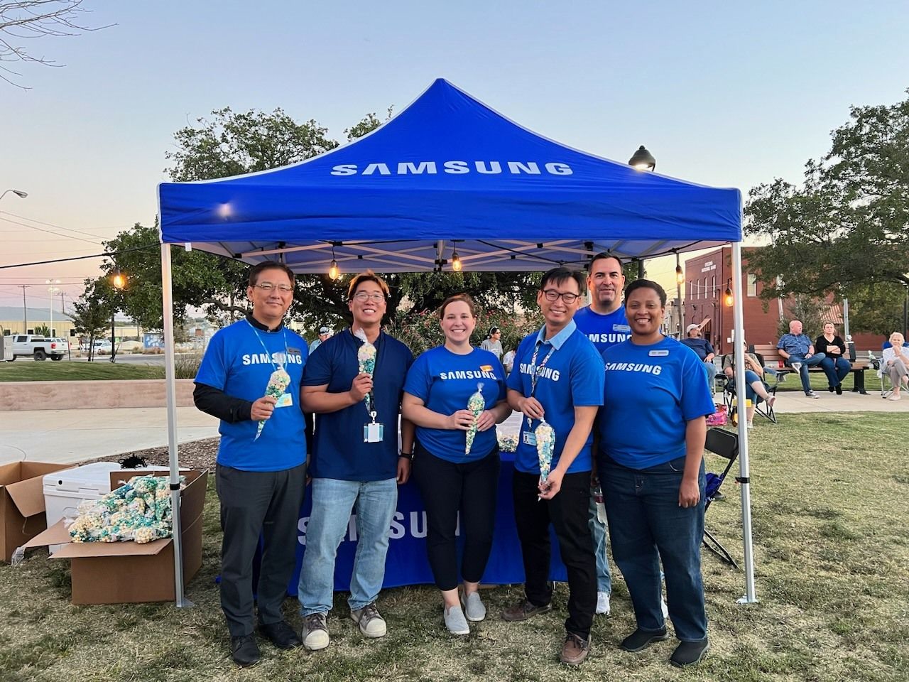 米国テキサス州の工場でイベントを開催するサムスン電子の従業員たち。（サムスン公式Facebookより）