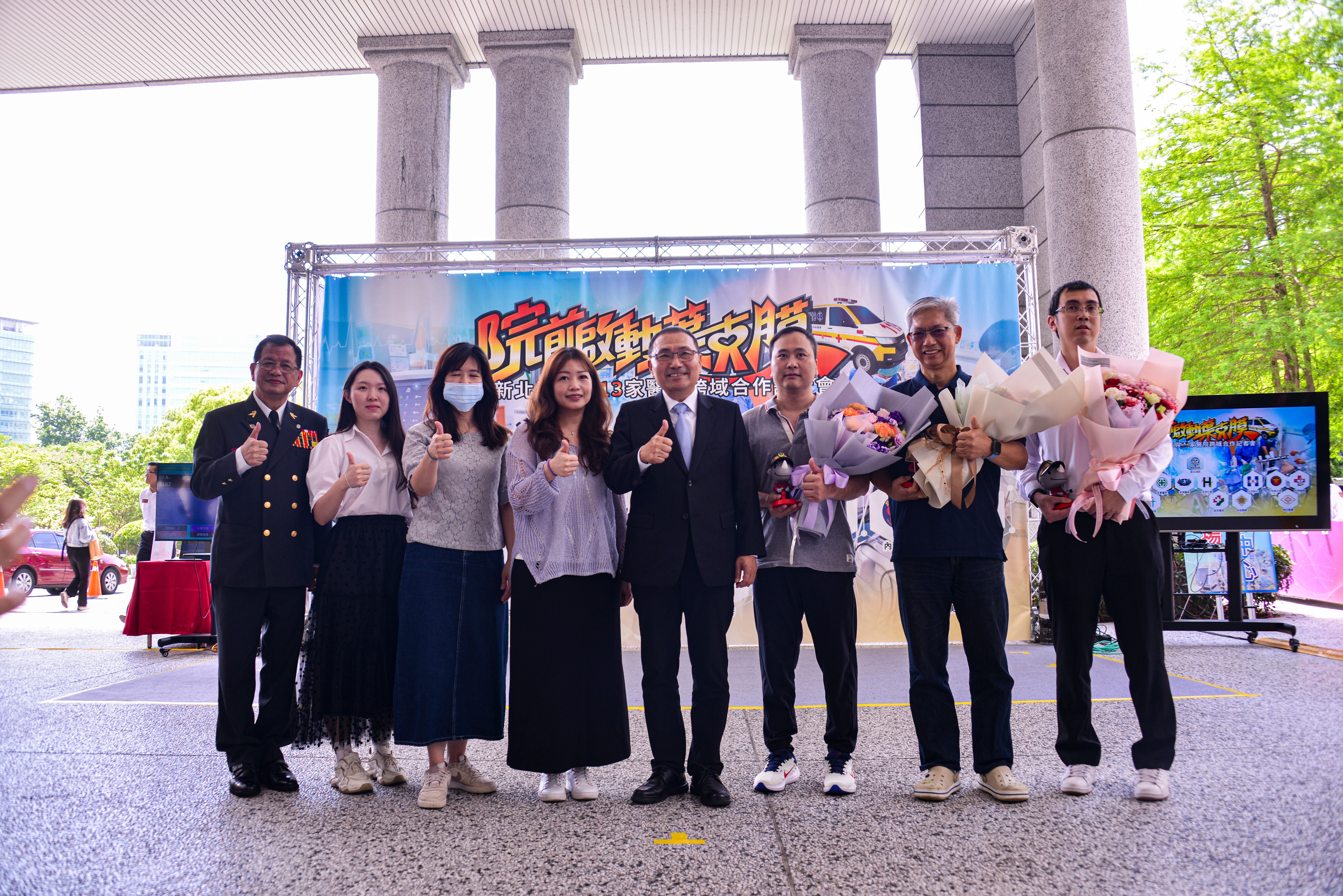新北市政府舉辦院前啟動葉克膜合作記者會，邀請成功啟動ECPR獲救的OHCA患者與家屬、消防與醫療團隊代表一同合影，共同見證跨域合作成果。（圖／新北市政府消防局提供）