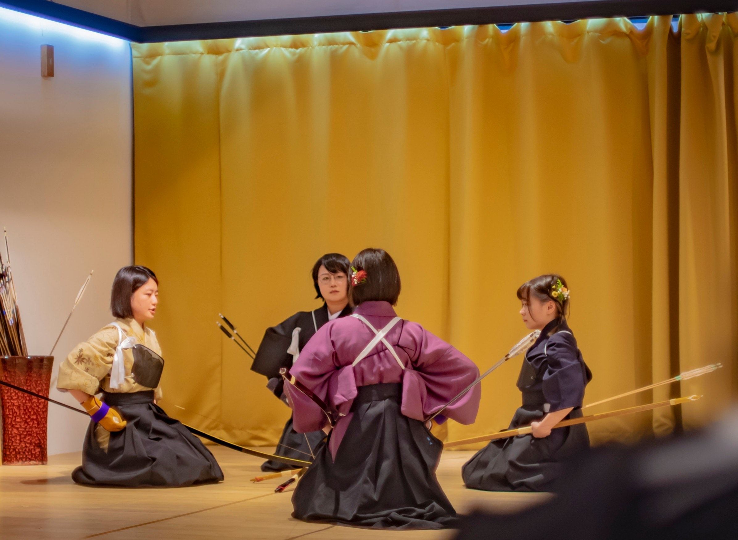 在日8年の瑠衣氏は路上の文字観察や弓道を通じて日本を再発見し、亡き父への想いを胸に地瓜球での交流や語学伴走者として新たな一歩を踏み出している。瑠衣