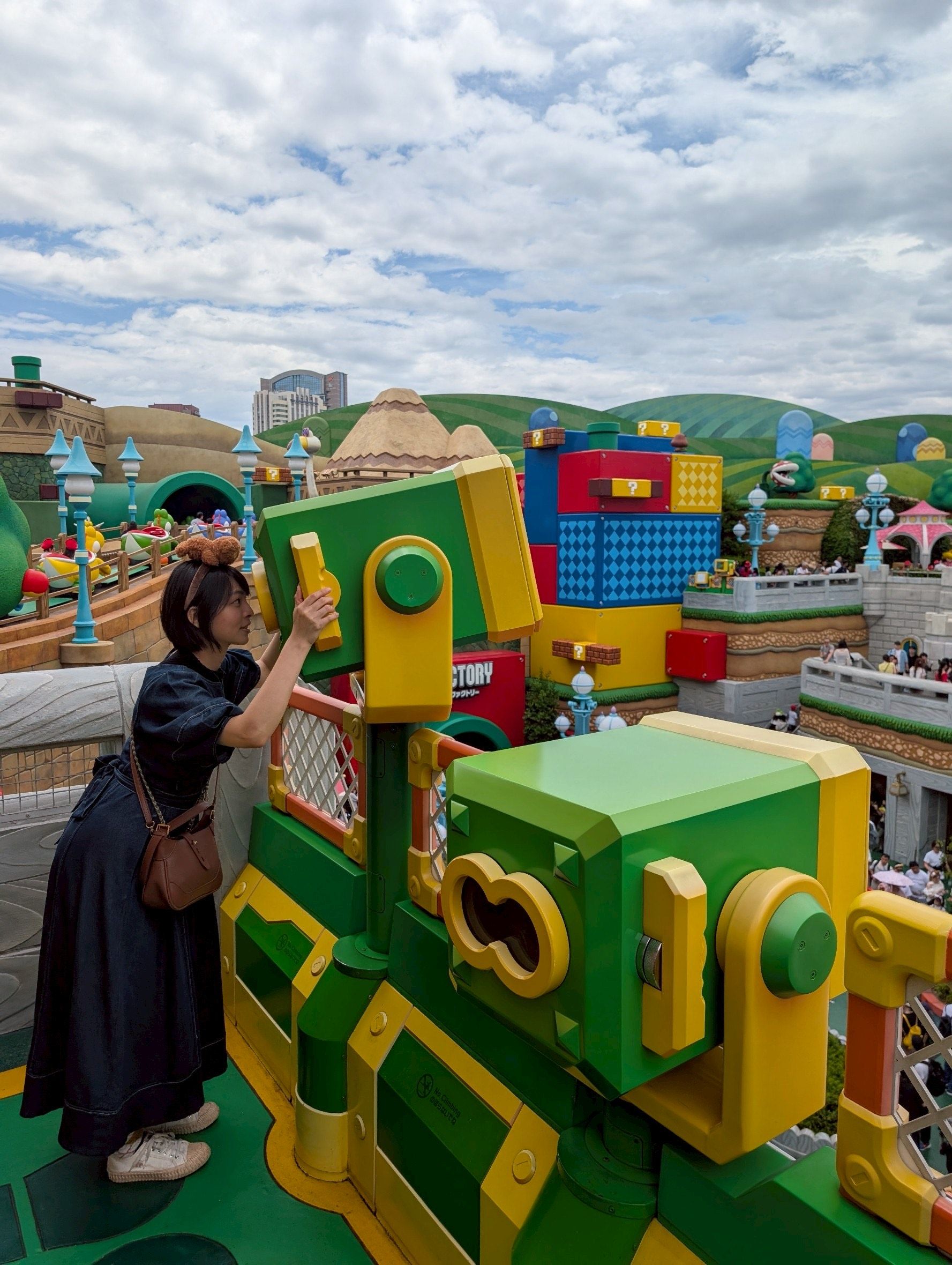 在日8年の瑠衣氏は路上の文字観察や弓道を通じて日本を再発見し、亡き父への想いを胸に地瓜球での交流や語学伴走者として新たな一歩を踏み出している。瑠衣