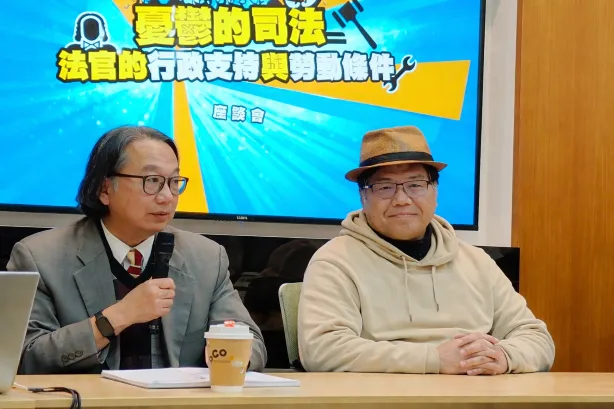 療養院前院長吳文正(左)、前台大國發所教授邱榮舉(右)。臺灣人權智庫提供