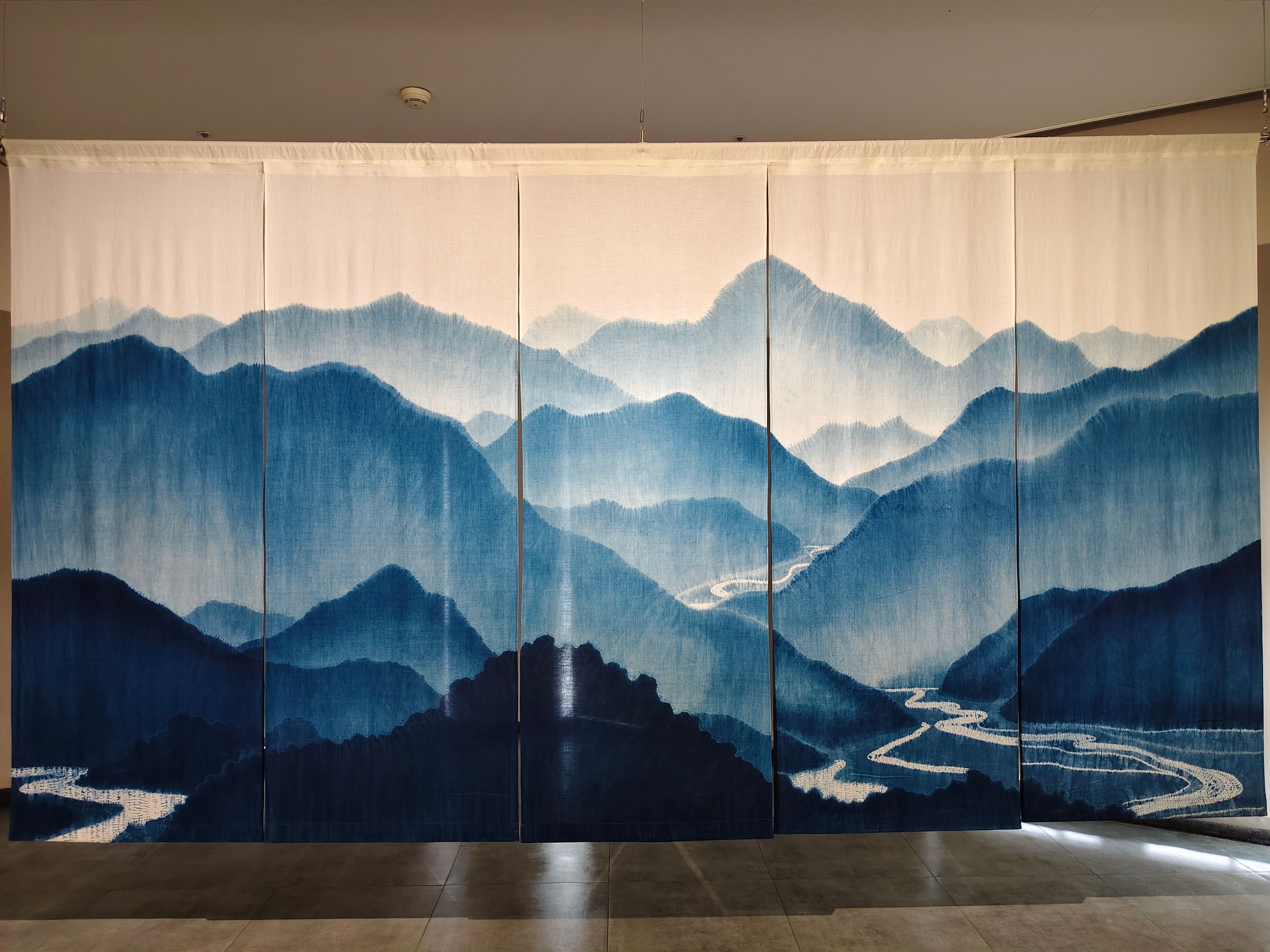 陳景林藍染山水五連幅作品「濁水流長」。（圖／作者攝）