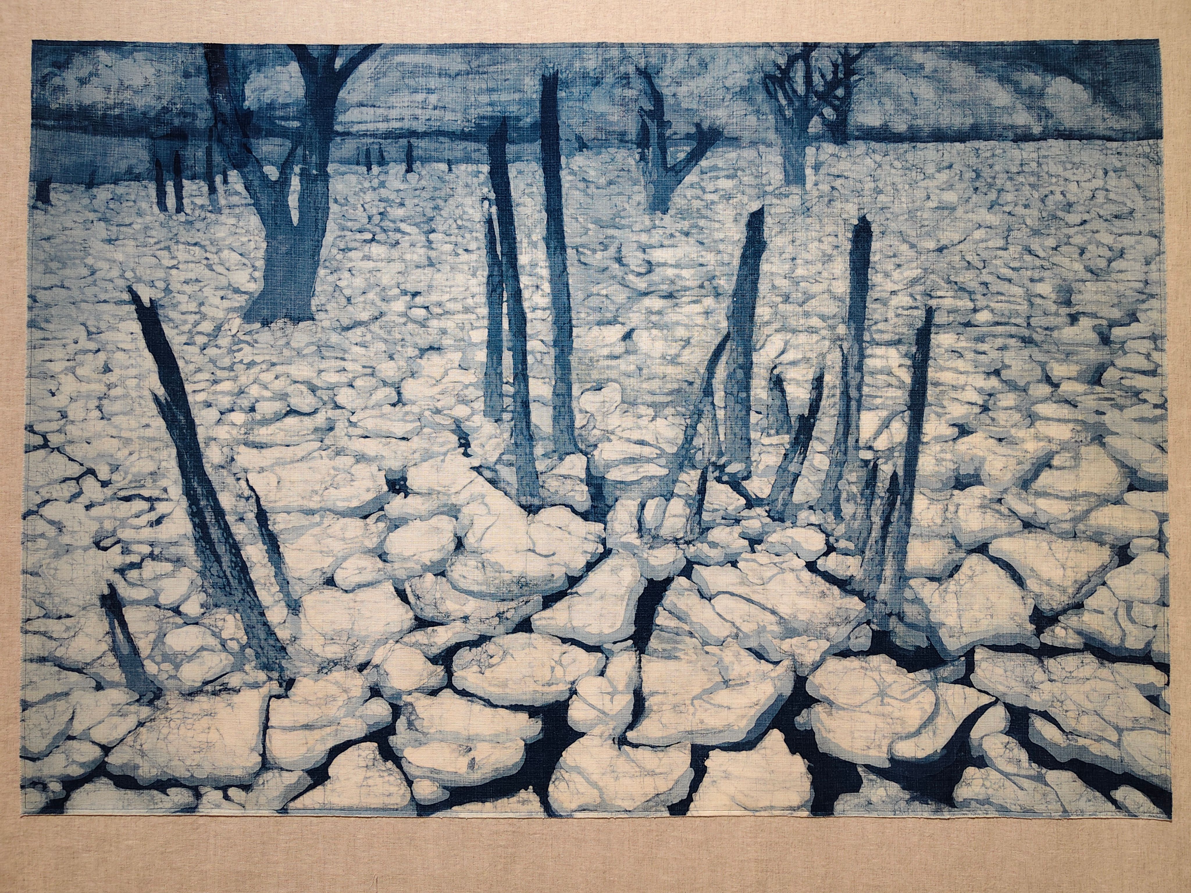 藍染山水作品「乾涸」，陳景林用蠟染紀錄了水庫缺水的驚悚景象。（圖／作者攝）