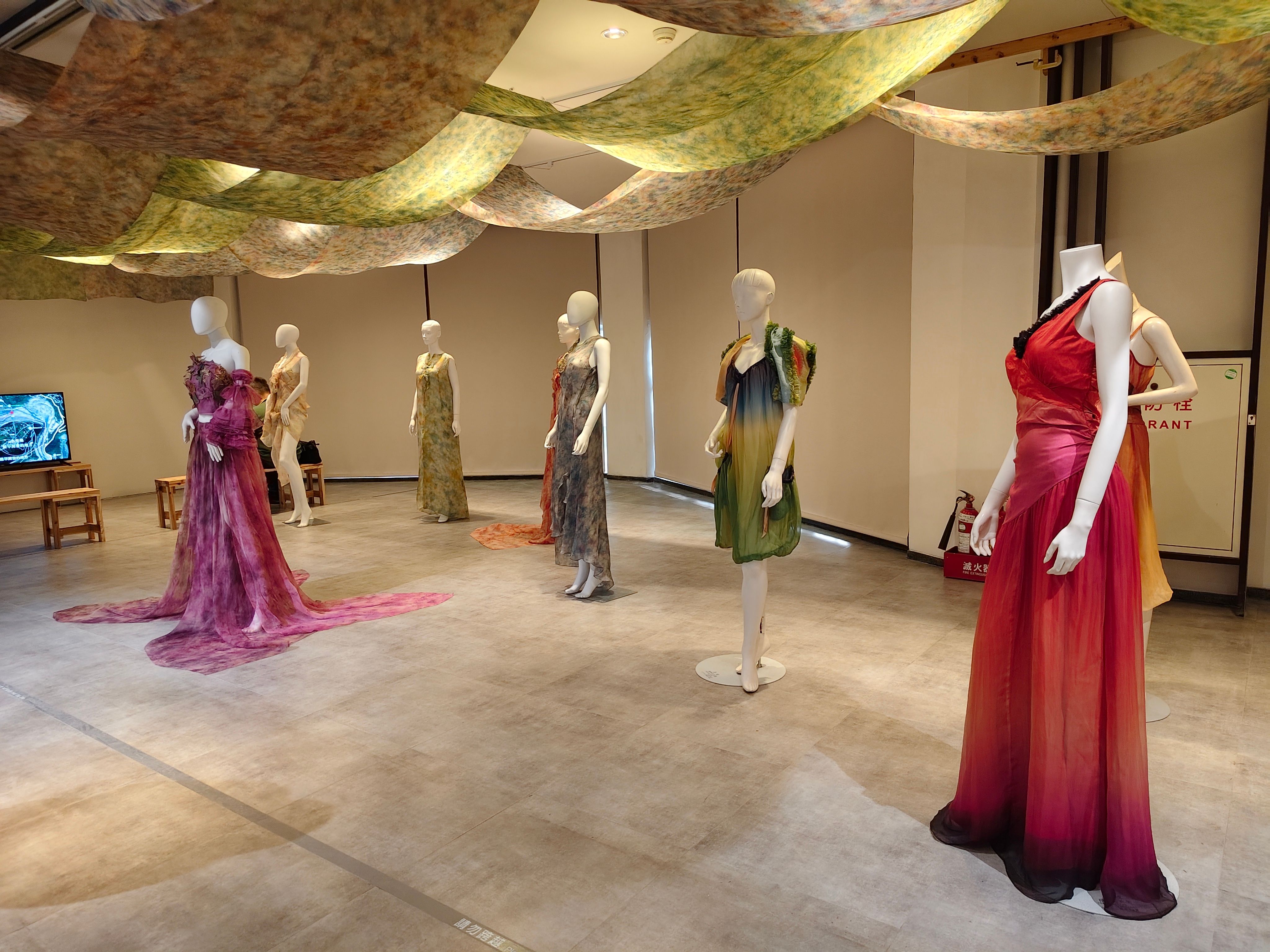 「天染工坊」和多位時尚服裝設計師合作，多元發展。（圖／作者攝）